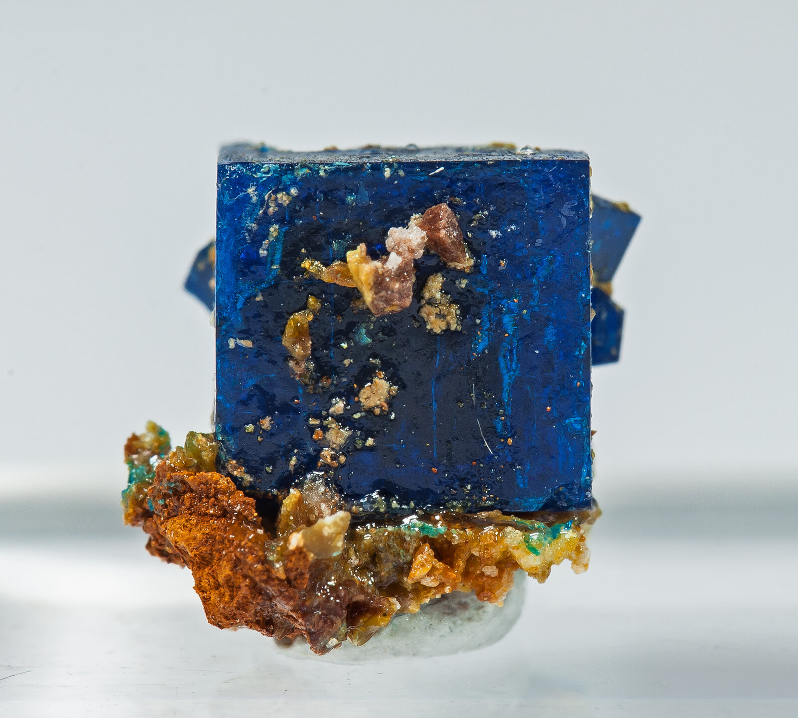 Boleita
Tamaño de la pieza: 0.9 × 0.8 × 0.9 cm / cristal principal: 0.7 × 0.7 cm
(Autor: Jordi Fabre)