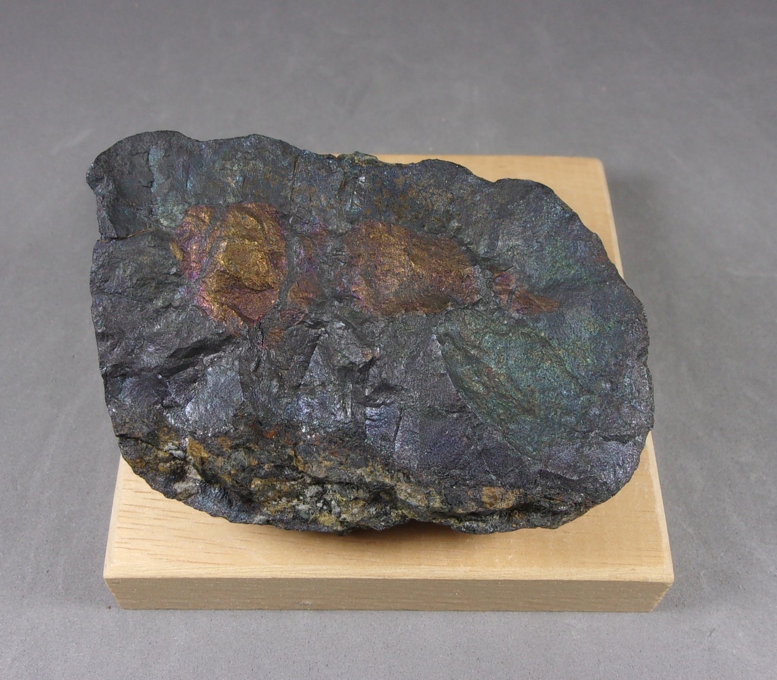 Bornita
8 x 5,2 x 3,5 cm. 361,8 g.
(Autor: J. G. Alcolea)