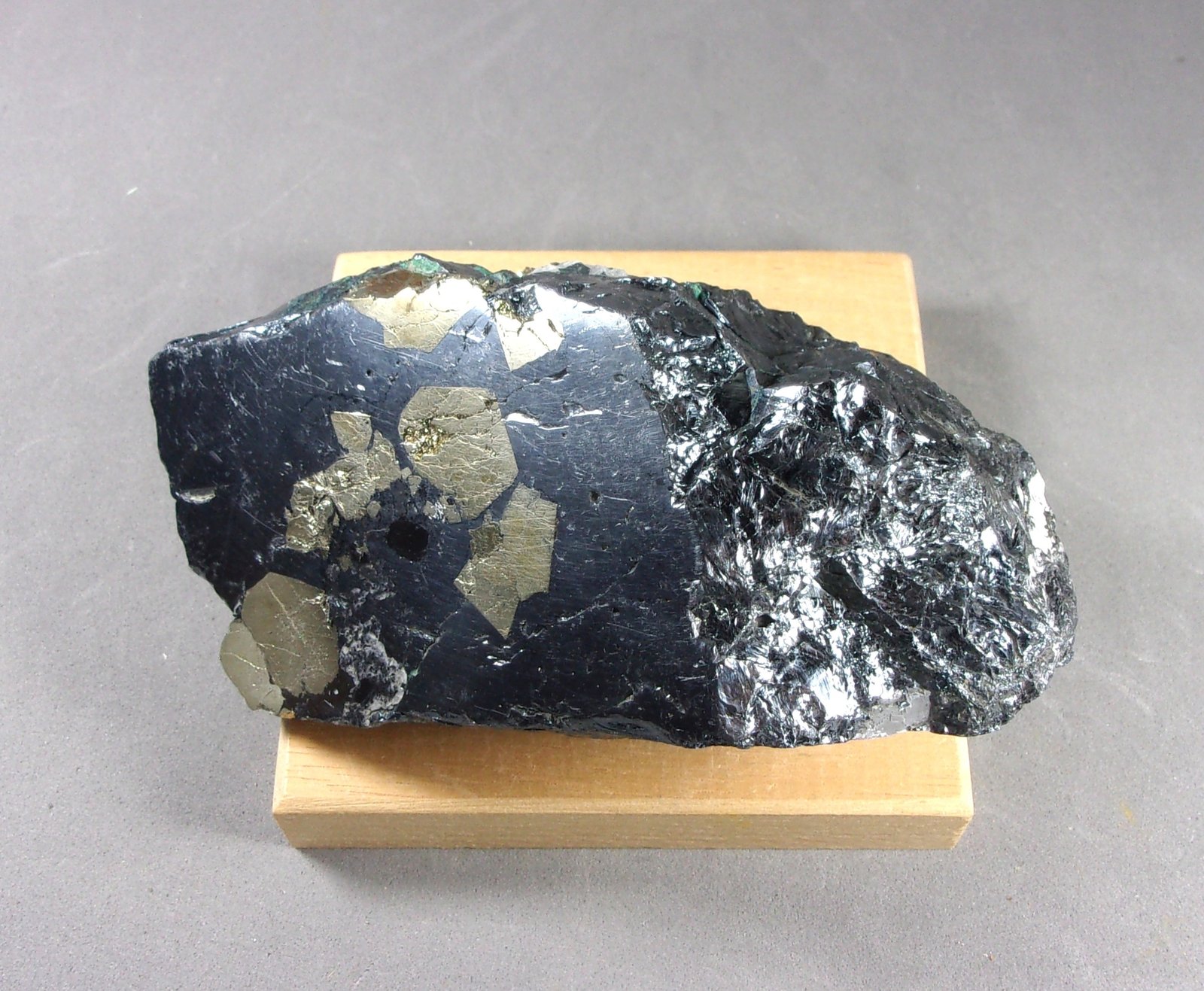 Bornita con Calcopirita
12 x 5,5 x 4,9 cm.  688 g.
(Autor: J. G. Alcolea)
