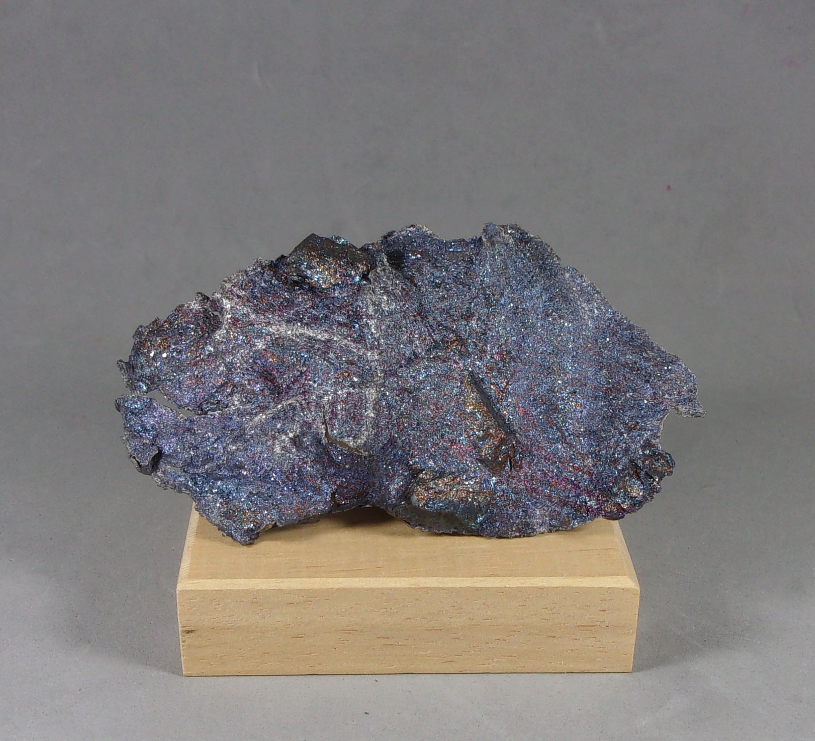 Bornita sobre Plata Nativa.
8,8 x 5 x 1,4 cm.
(Autor: J. G. Alcolea)