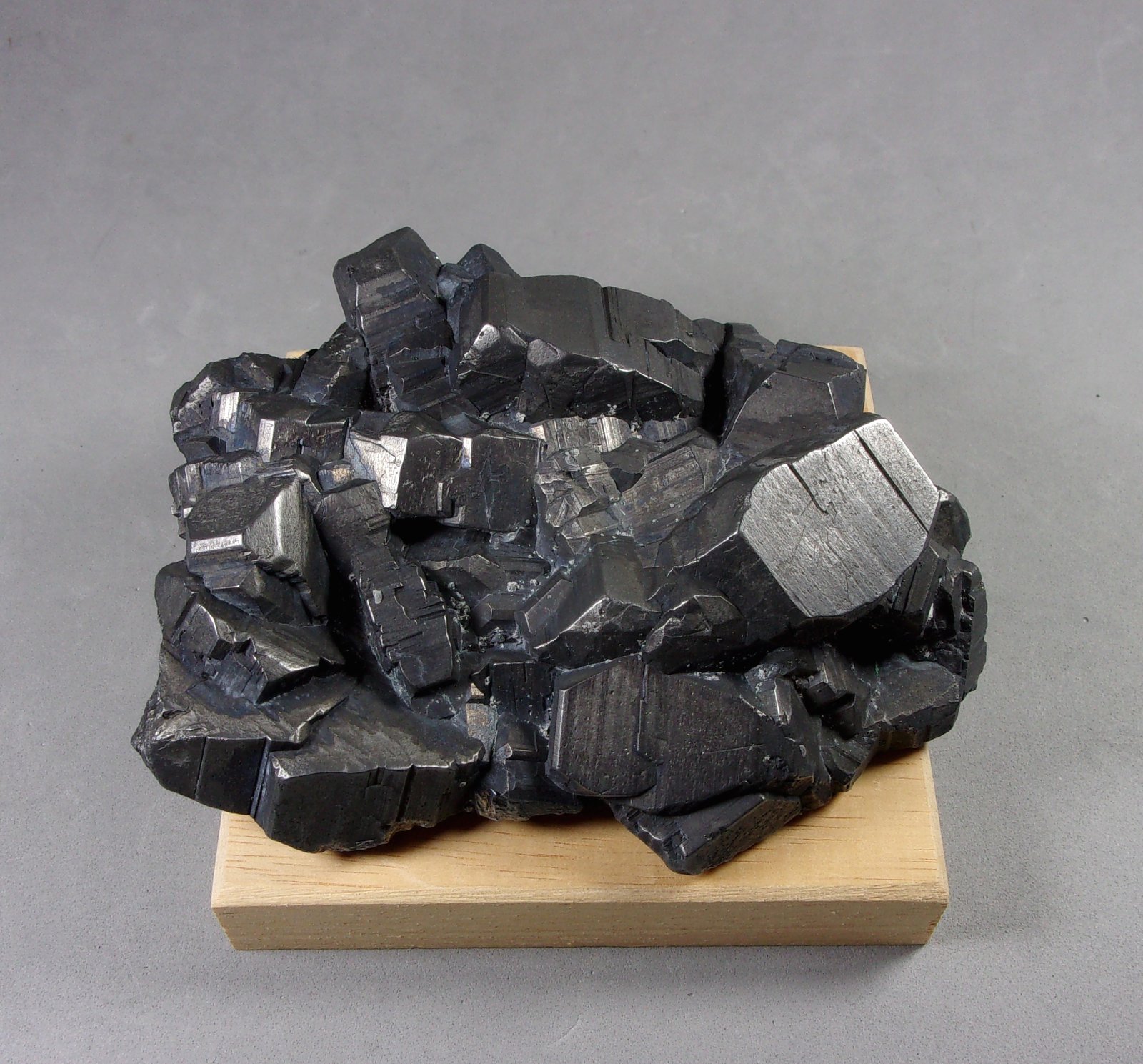 Bournonita
10 x 7,5 x 3 cm.
(Autor: J. G. Alcolea)