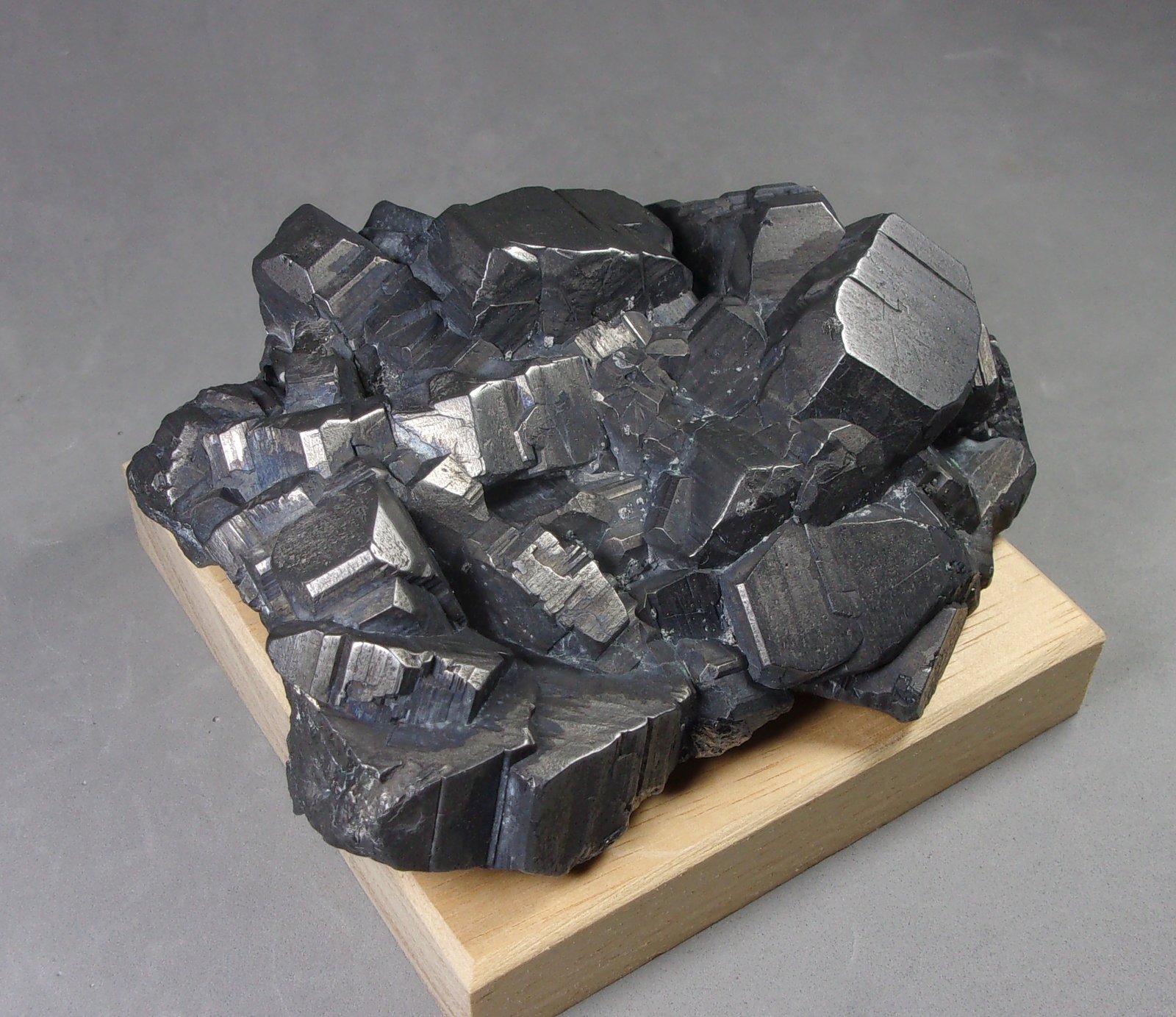 Bournonita
10 x 7,5 x 3 cm.
(Autor: J. G. Alcolea)