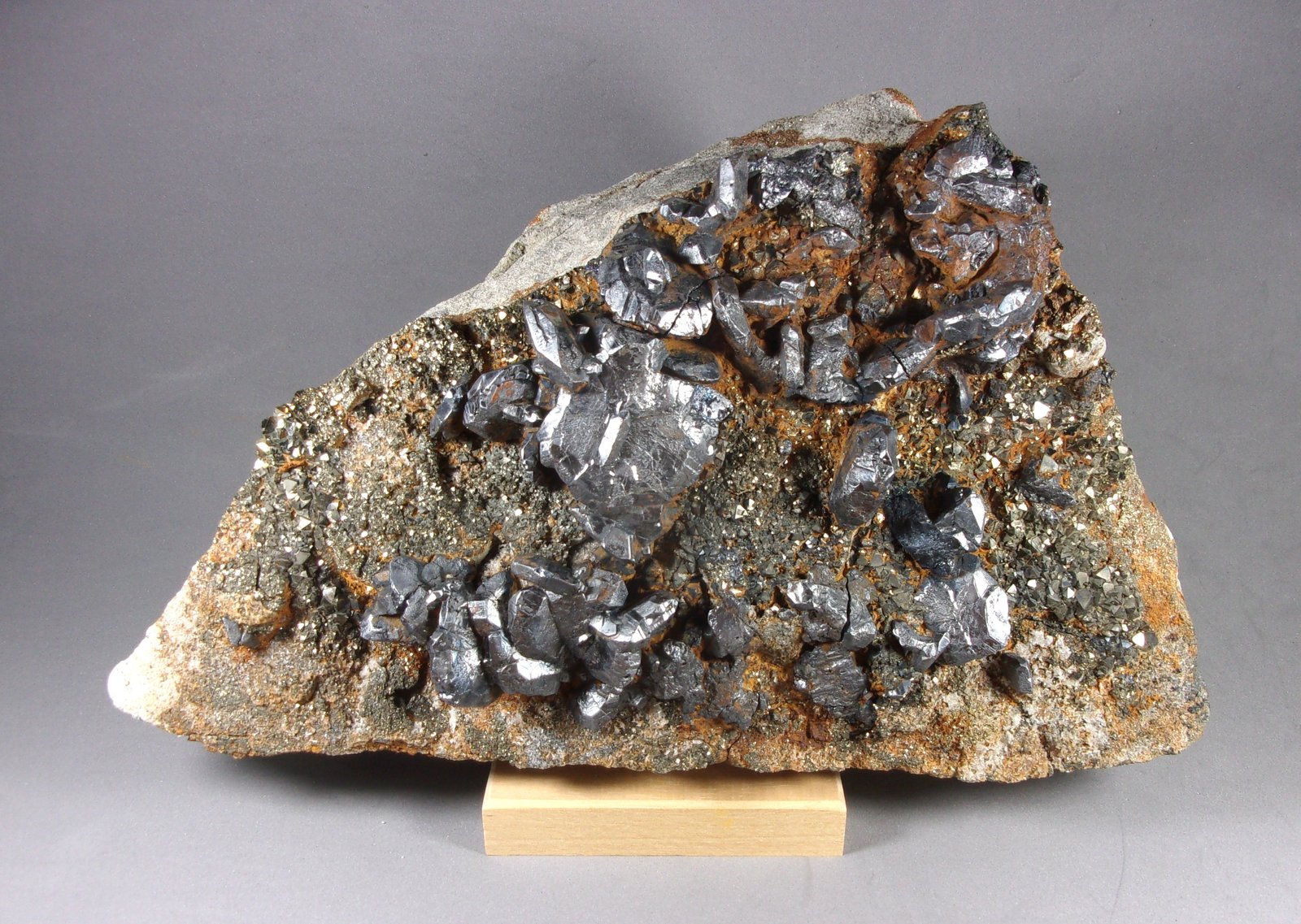 Bournonita
25,5 x 15 x 9,8 cm.
(Autor: J. G. Alcolea)
