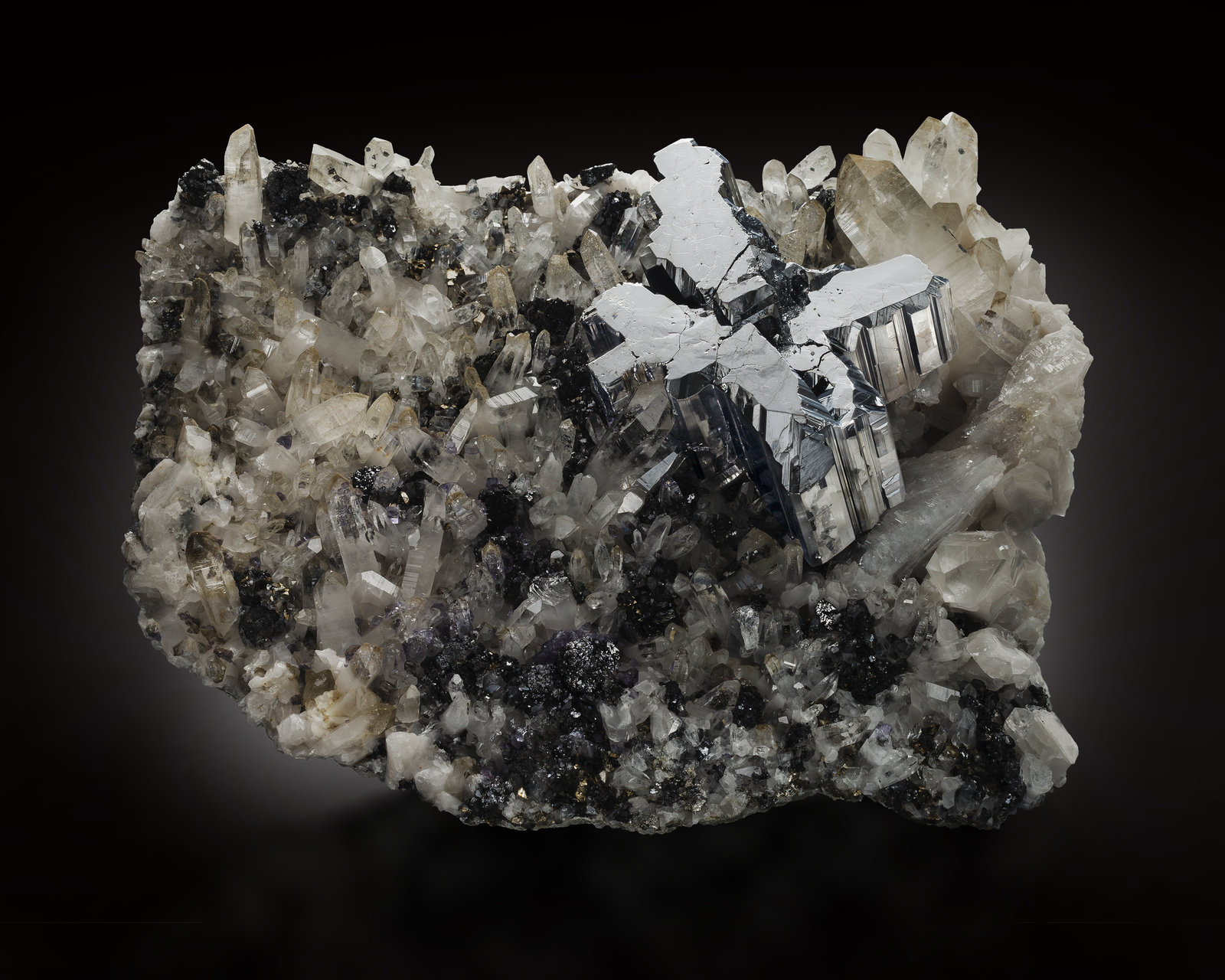 Bournonita con Cuarzo, Esfalerita y Fluorita
22 x 26 x 13 cm / Cristal principal: 12.5 cm
(Autor: Museo MIM)