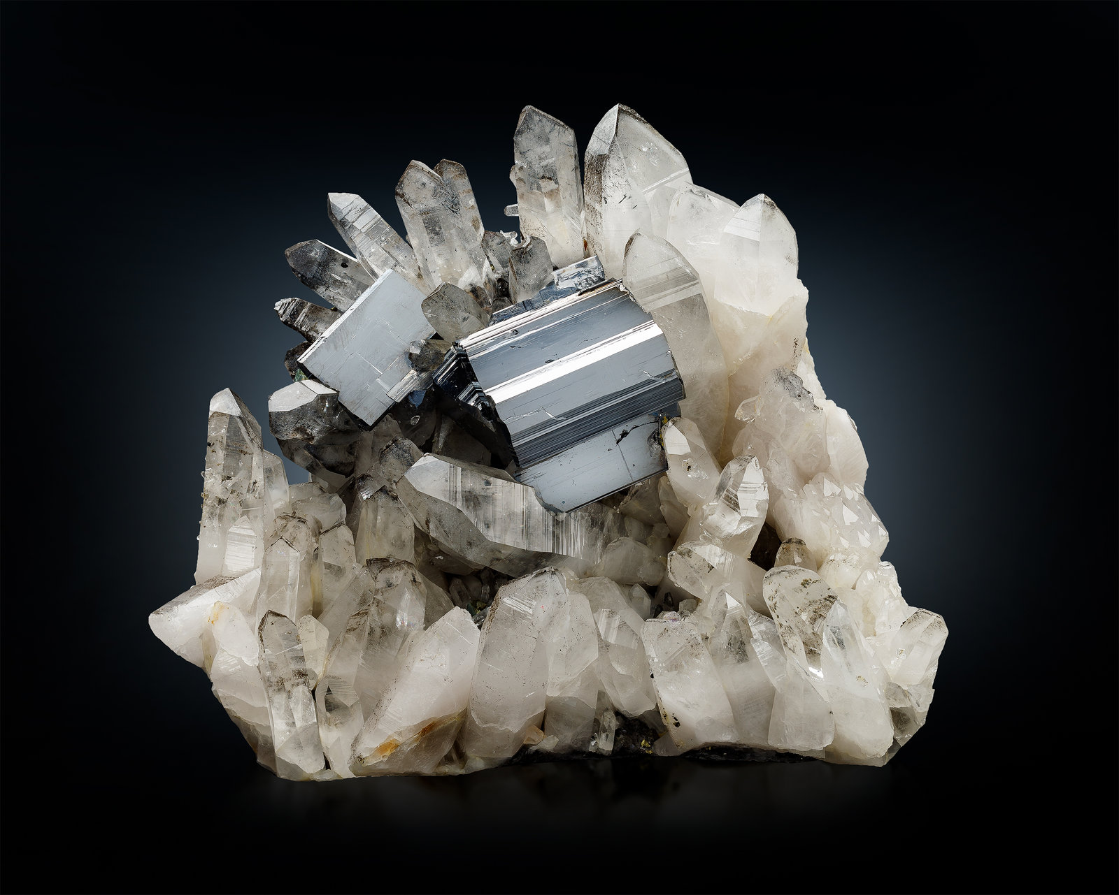 Bournonita
14 x 10 x 10 cm / cristal principal: 4.3 cm
(Autor: Museo MIM)