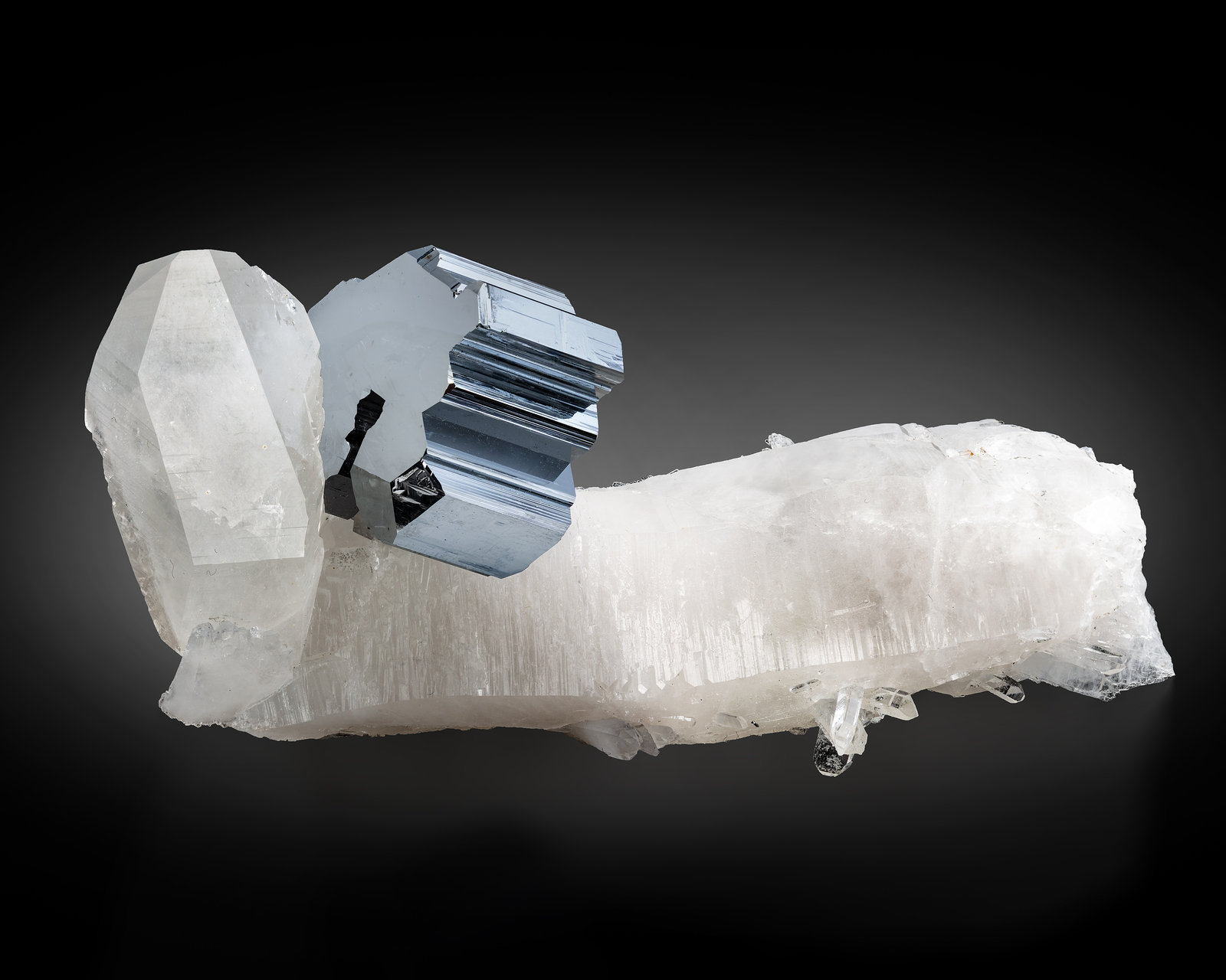 Bournonita
3 x 4.5 x 8.5 cm / cristal principal: 2.9 cm
(Autor: Museo MIM)