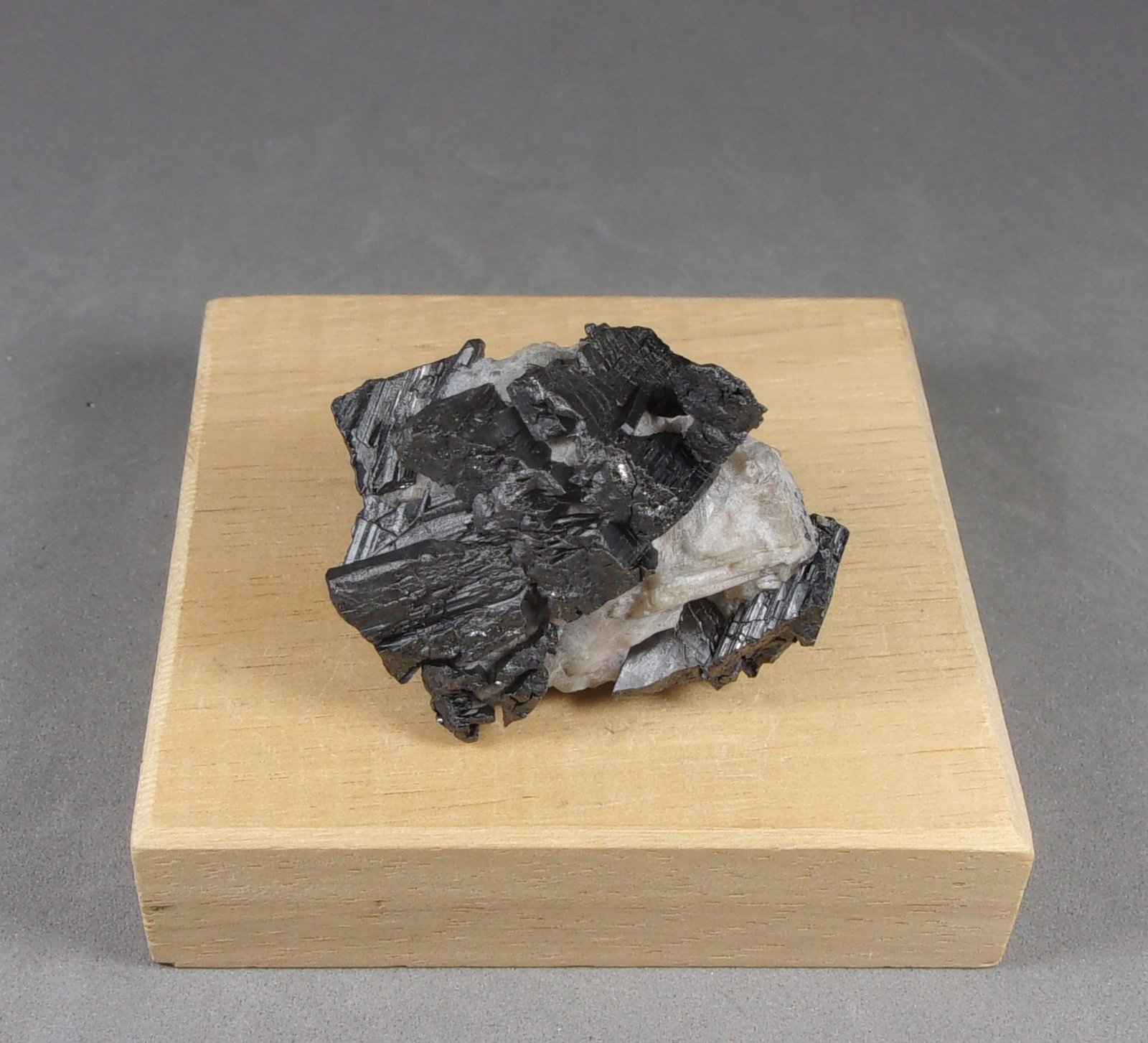 Brannerita
3,7 x 3,3 x 2,7 cm.
(Autor: J. G. Alcolea)