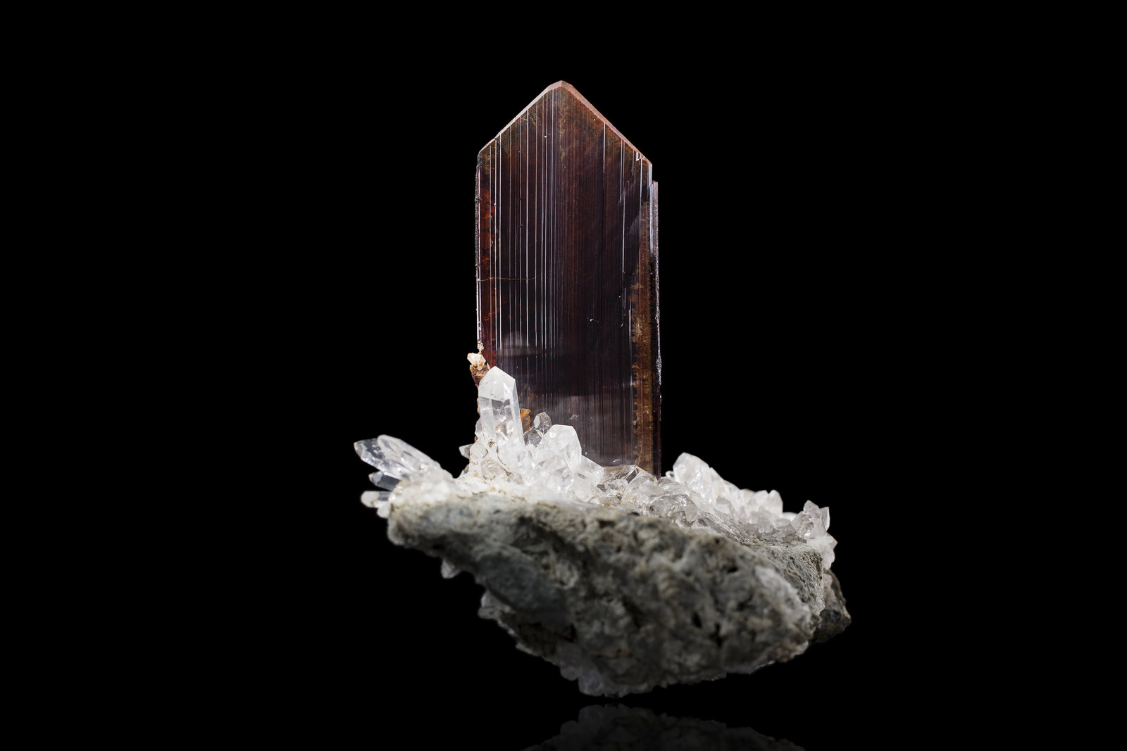 Brookita
6 x 8 x 7 cm / Cristal principal: 5.5 cm.
(Autor: Museo MIM)