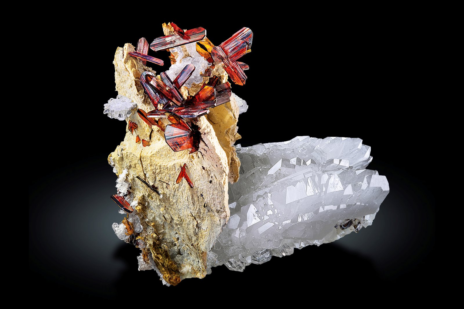 Brookita con Cuarzo (variedad faden) y  Feldespato (Grupo)
14.5 x 10 x 12 cm / Cristal principal: 3 cm.
(Autor: Museo MIM)