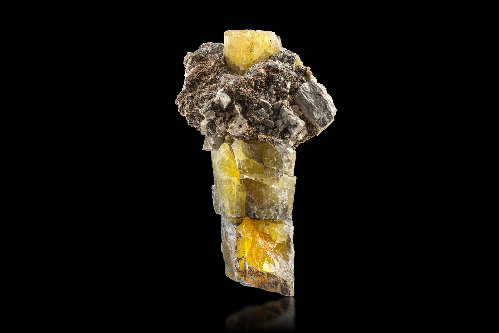Burbankita con Feldespato (Grupo) y Natrolita
13 x 15 x 22 cm / Cristal principal: 22 cm.
(Autor: Museo MIM)