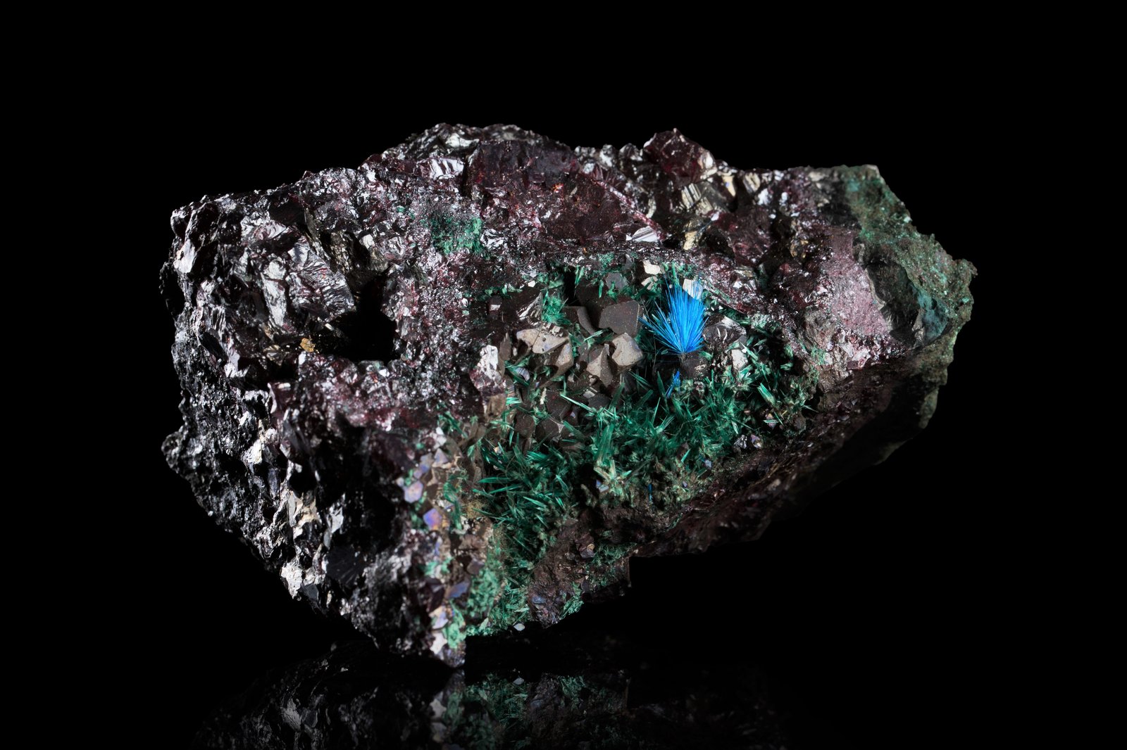 Buttgenbachita con Cuprita y Malaquita
8 x 6 x 6 cm / Cristal principal: 1 cm
(Autor: Museo MIM)
