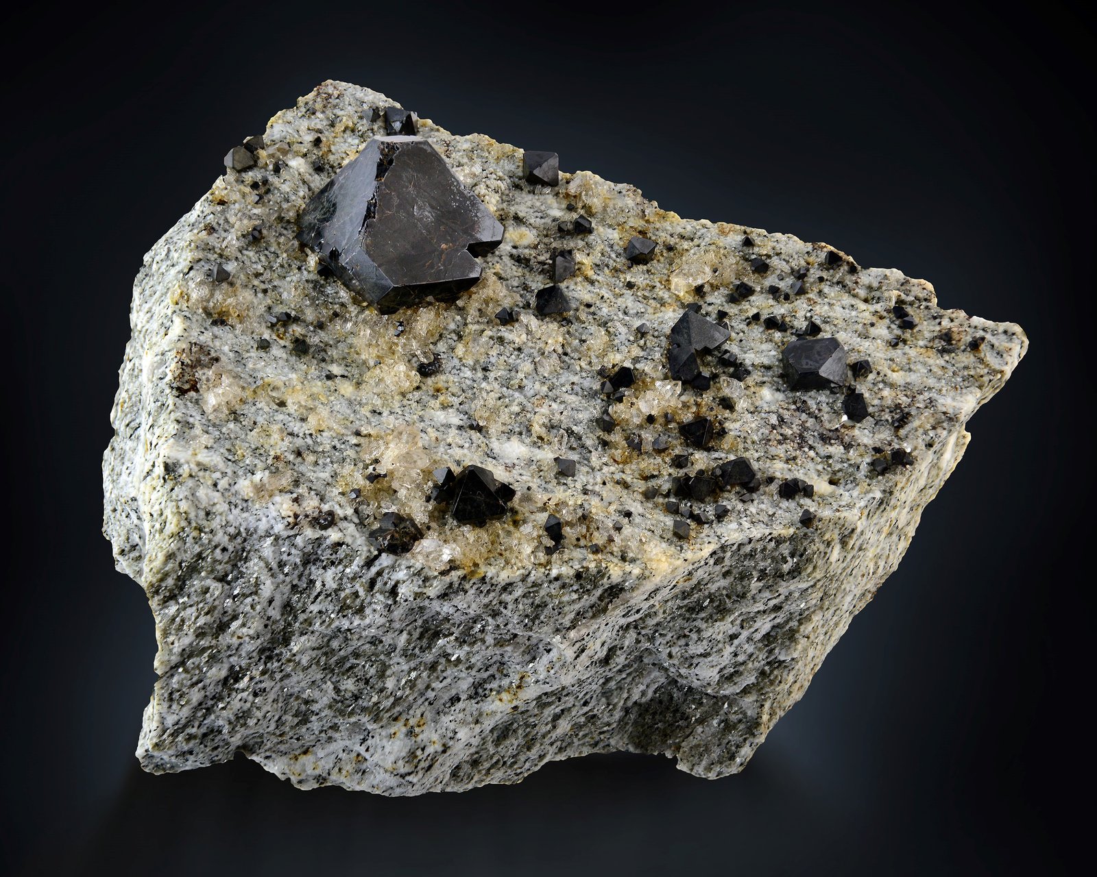 Cafarsita
12 x 9 x 6.5 cm / cristal principal: 2.6 cm
(Autor: Museo MIM)