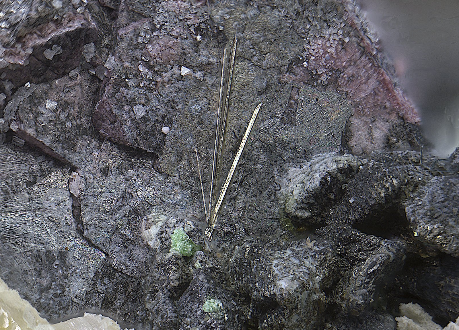 Millerita, níquel skutterudita y niquelina
Campo de visión de  4 mm.
(Autor: Antonio Carmona)