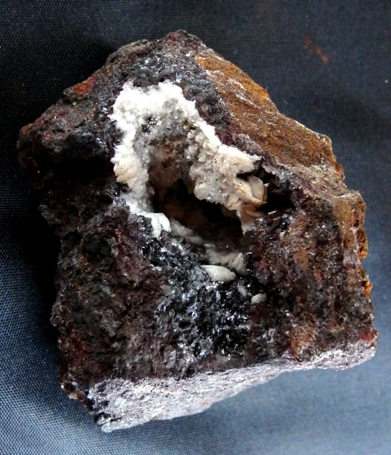 Calcita, Siderita y Pirolusita
50x40 mm.
(Autor: Jesus Franquesa Baucells)