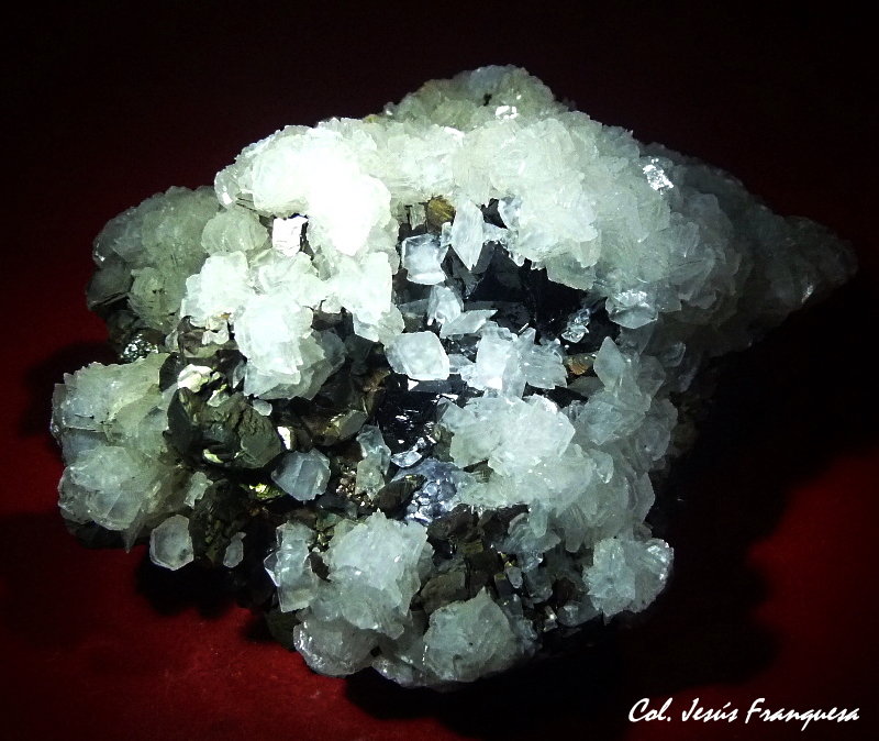 Calcita [Calcite], Esfalerita [Sphalerite] y Pirita [Pyrite].
90x90 mm.
(Autor: Jesus Franquesa Baucells)