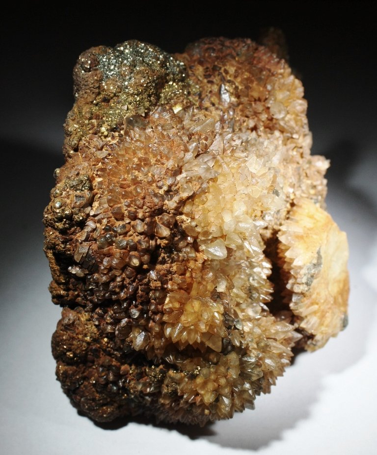 Calcita y Marcasita.
85x70 mm.
(Autor: Jesus Franquesa Baucells)