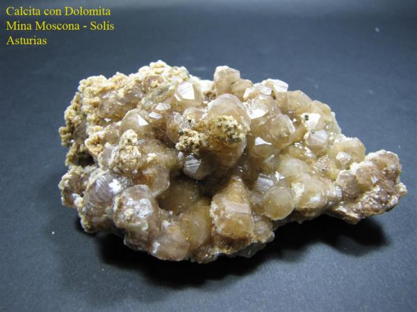 Calcita con dolomita
10 x 7 cm. Cristal mayor 1 cm.
(Autor: Rodrigo Fresco)