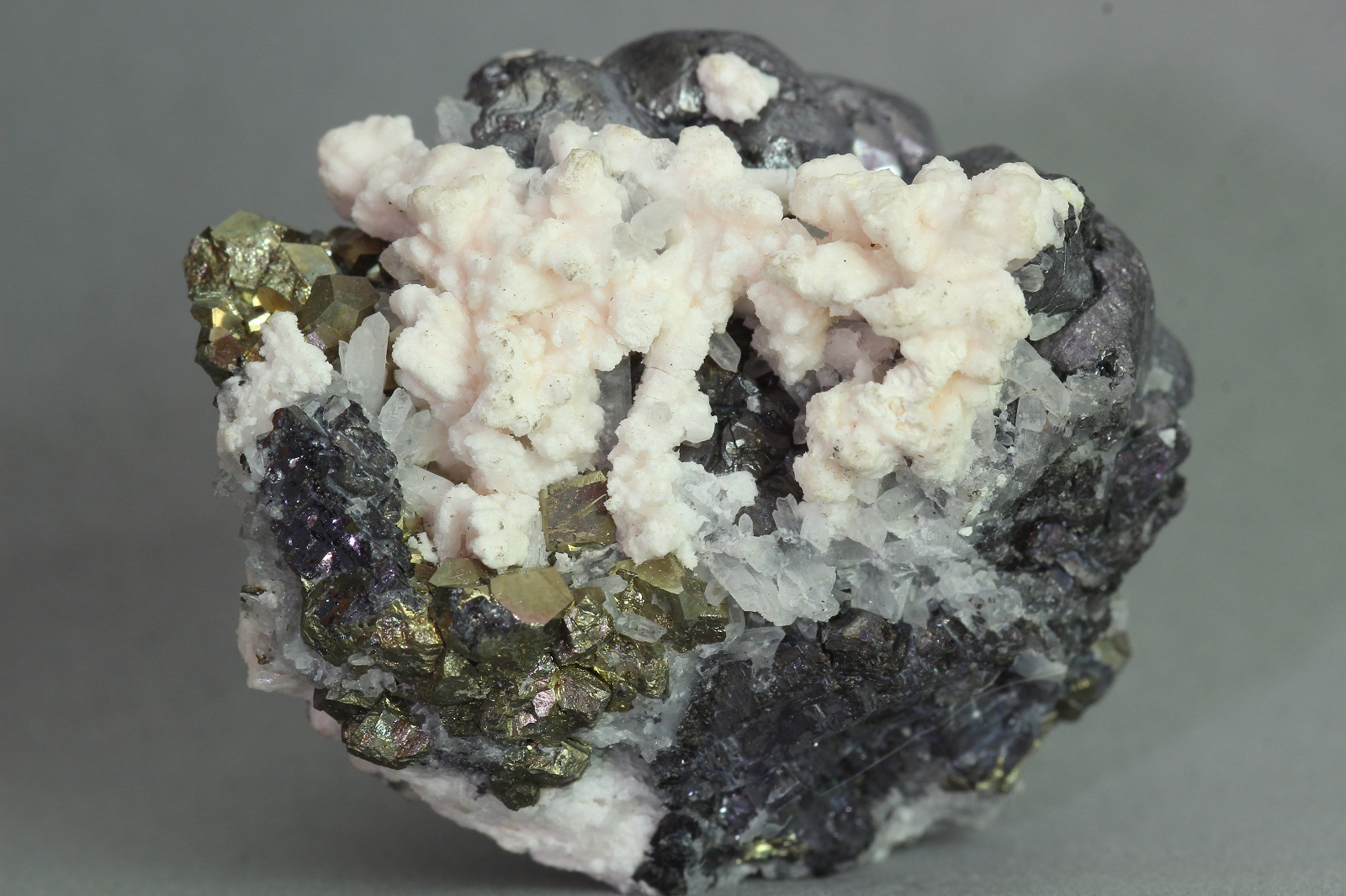 Calcita (variedad manganocalcita), pirita y galena
29x26 mm
(Autor: Juan Espino)