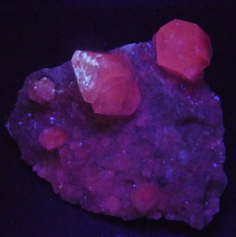 Calcita pieza anterior a ultravioleta.
80x70 mm.
(Autor: Jesus Franquesa Baucells)