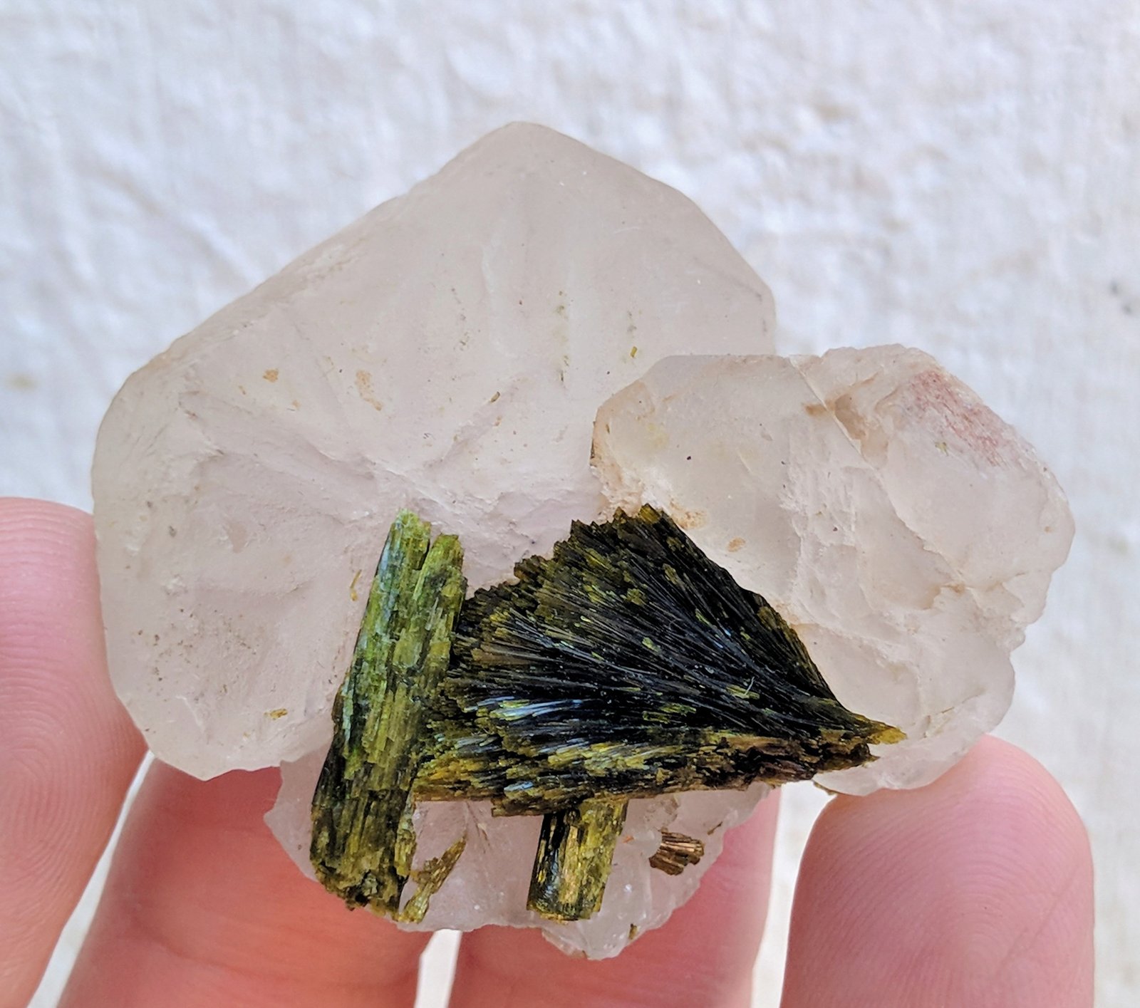 Calcita, Epidota
4,7 x 4,2 x 2,4 cm
(Autor: carles)
