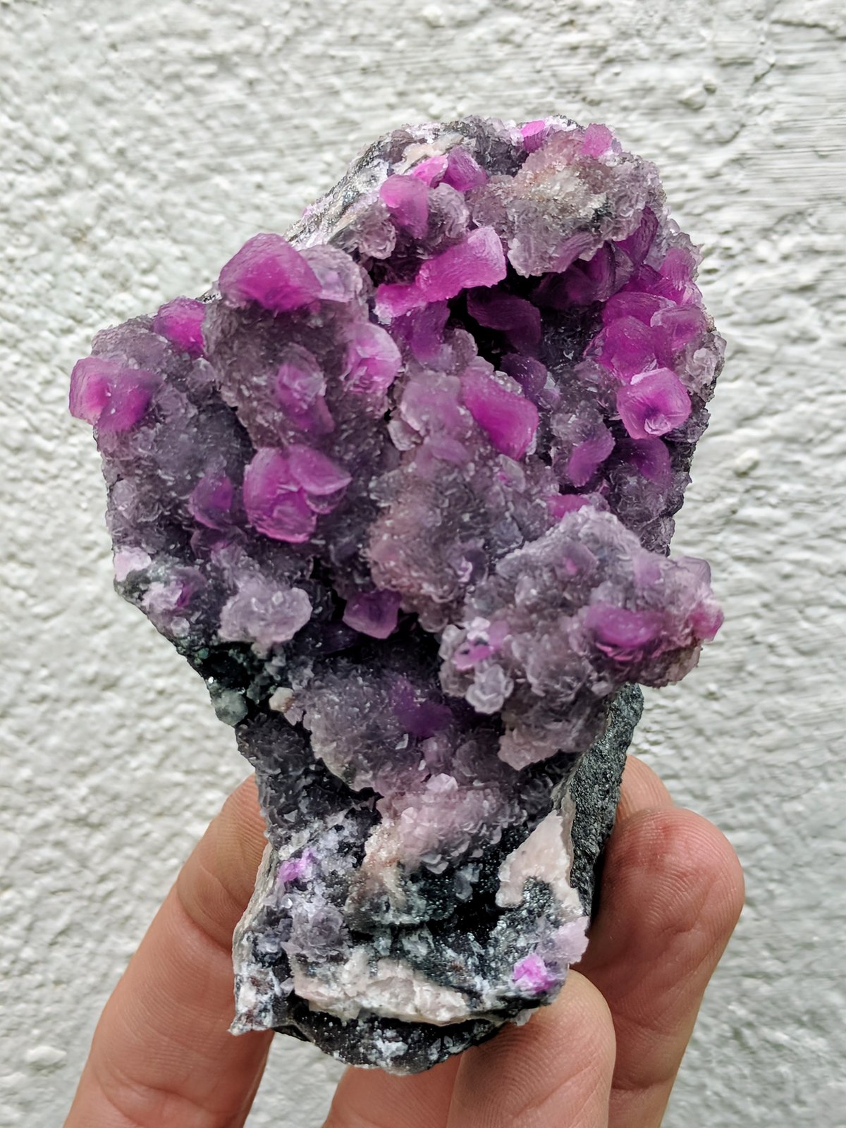 Calcita (variedad calcita cobaltífera), Cuarzo
7,8 x 5,4 x 4,7 cm
(Autor: carles)