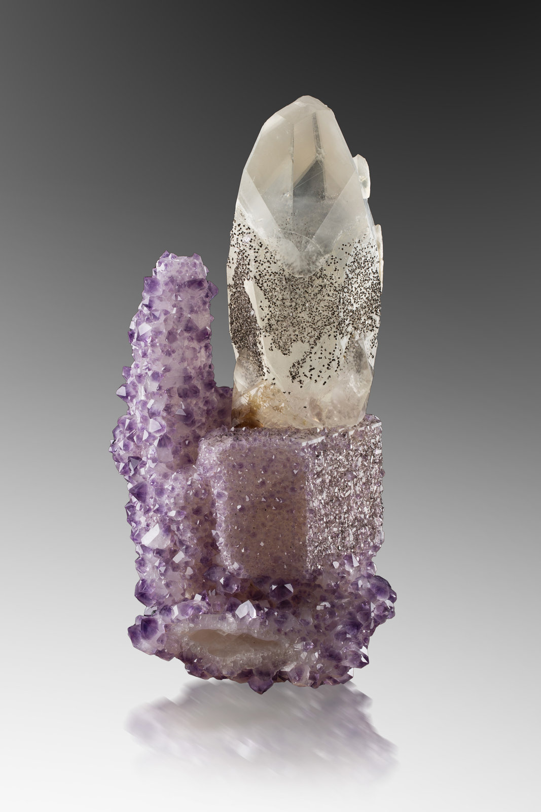 Calcita
13 x 13 x 27 cm / cristal principal: 15 cm
(Autor: Museo MIM)