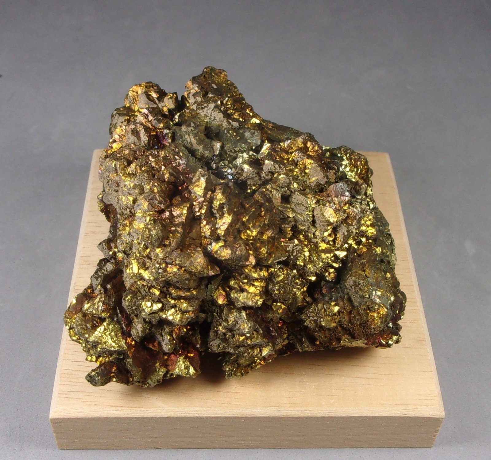 Calcopirita
8,5 x 8,1 x 4,5 cm.  451,5 g.
(Autor: J. G. Alcolea)