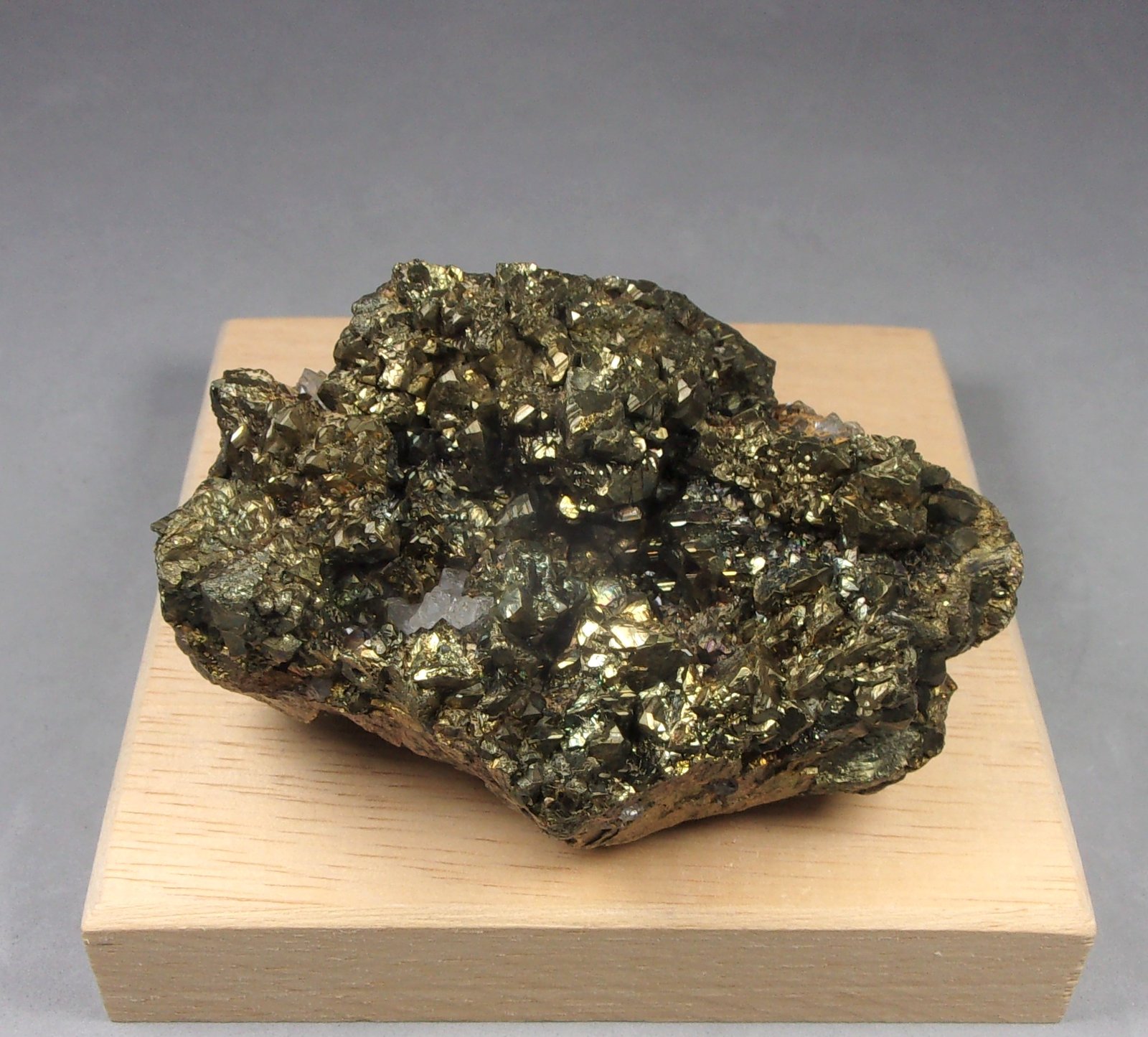 Calcopirita
7 x 4,7 x 3,4 cm.  180,3 g.
(Autor: J. G. Alcolea)