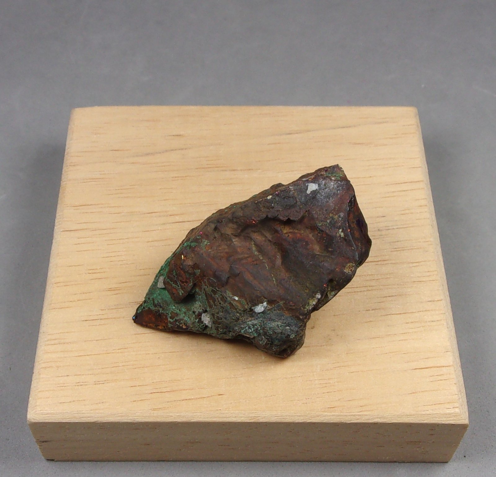 Calcopirita
3,9 x 2,8 x 1,9 cm.  24,92 g.
(Autor: J. G. Alcolea)