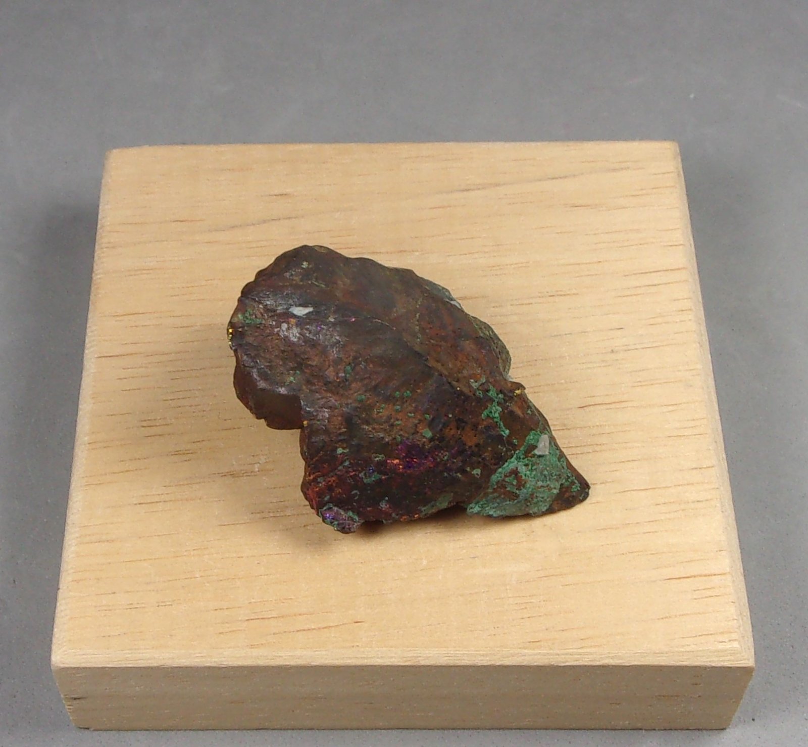 Calcopirita
3,9 x 2,8 x 1,9 cm.  24,92 g.
(Autor: J. G. Alcolea)