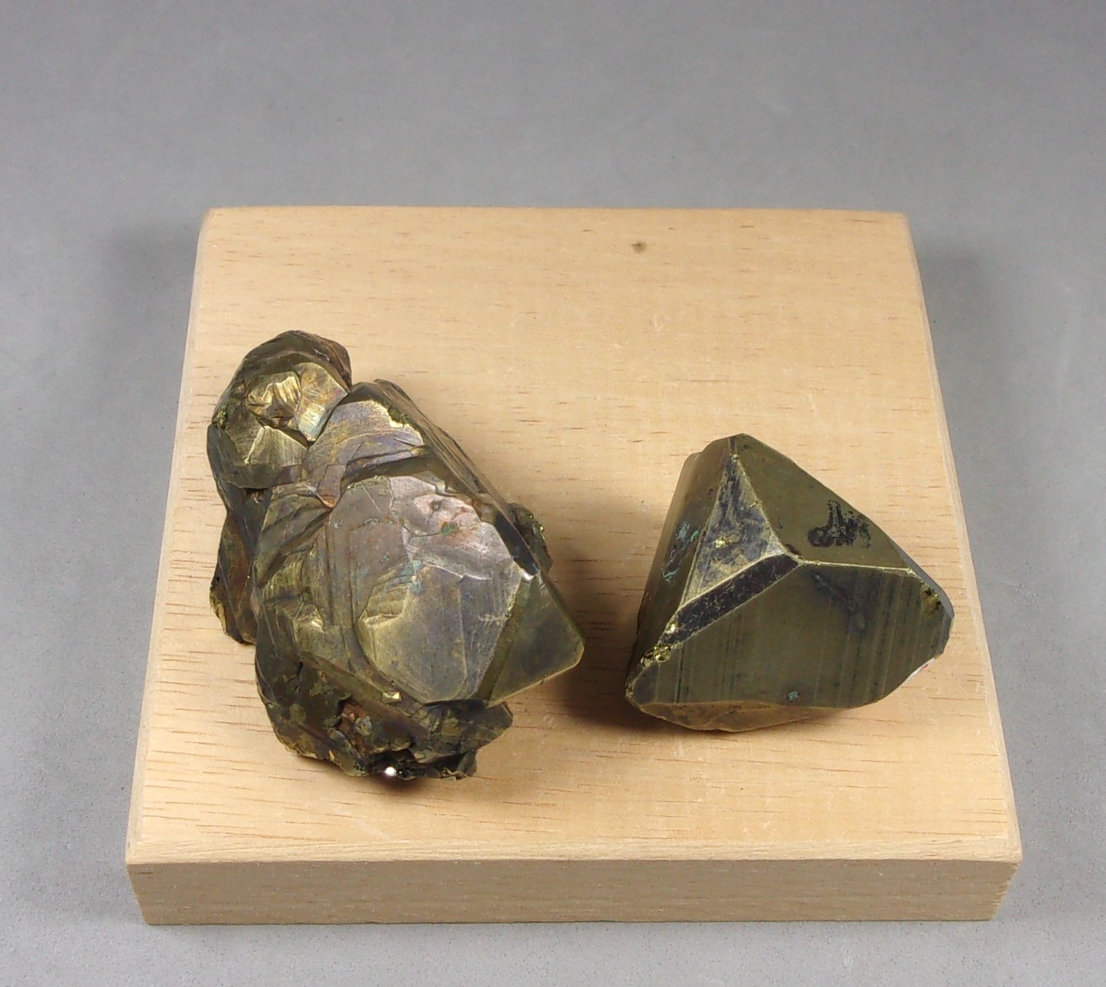 Calcopirita
(A) 3,2 x 2,7 x 2,4 cm. 32,66 g. (B) 5 x 3,2 x 2,6 cm. 58,10 g.
(Autor: J. G. Alcolea)