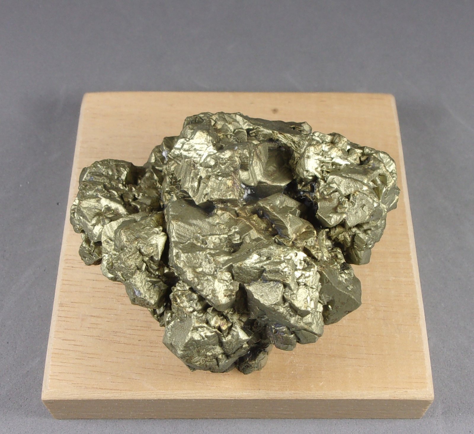 Calcopirita
7 x 5,8 x 4,3 cm.  234,6 g.
(Autor: J. G. Alcolea)
