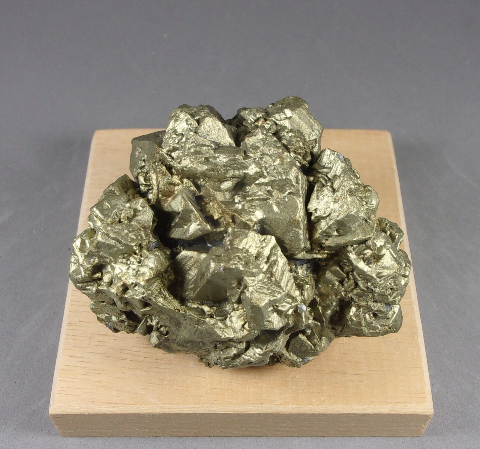 Calcopirita
7 x 5,8 x 4,3 cm.  234,6 g.
(Autor: J. G. Alcolea)