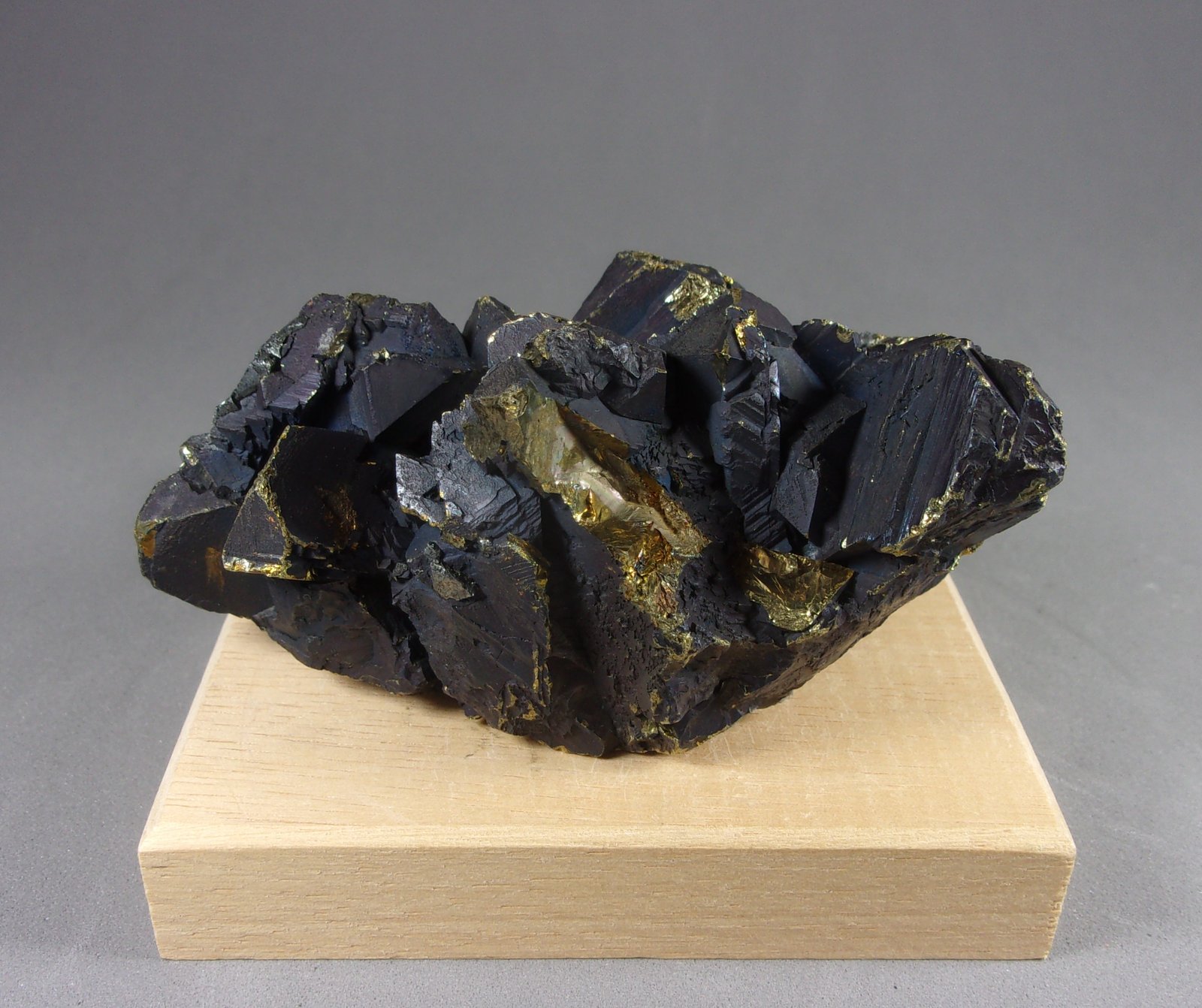 Calcopirita
8,6 x 4,5 x 4,3 cm.  238,5 g.
(Autor: J. G. Alcolea)