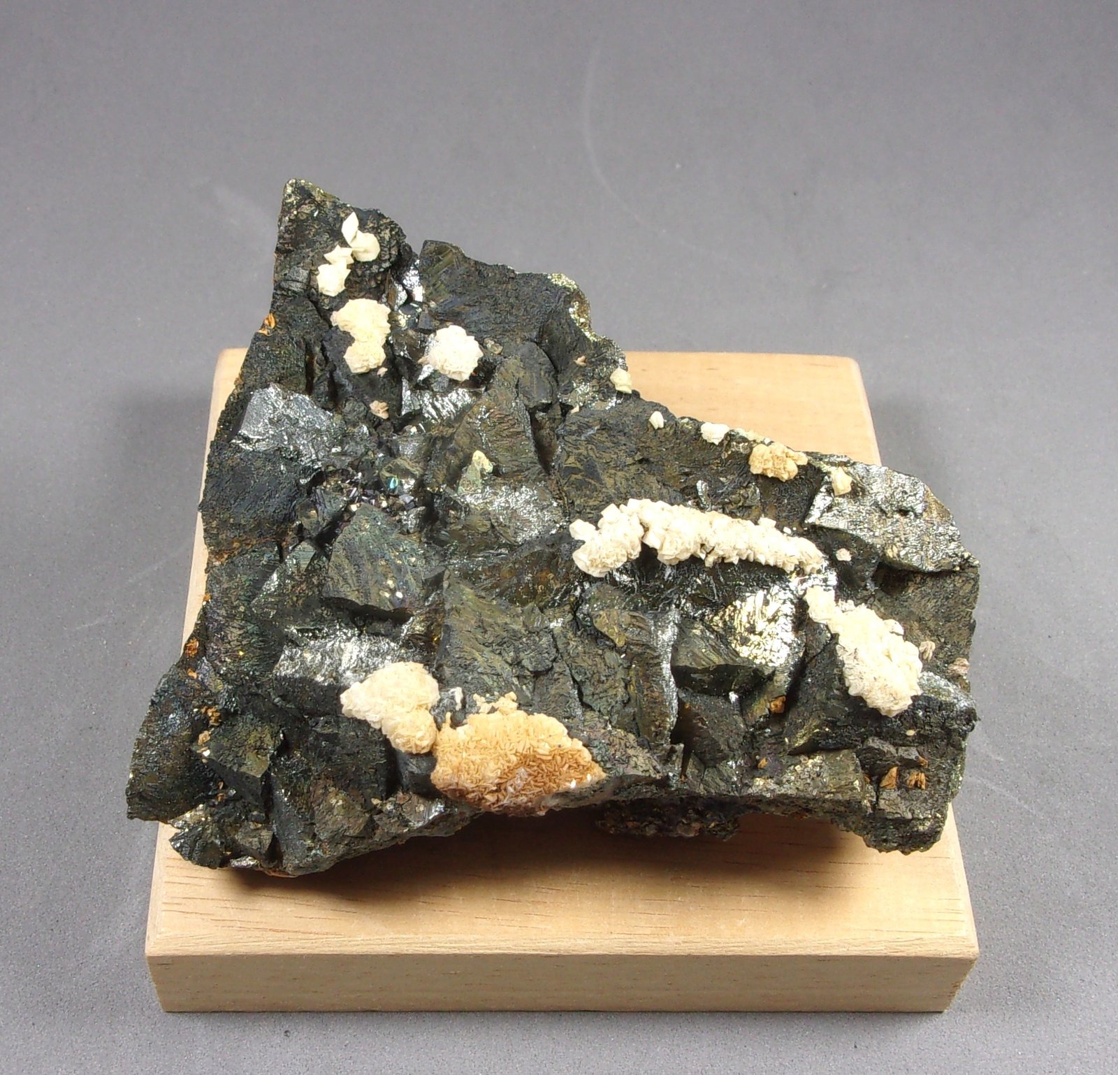 Calcopirita
7,6 x 6,9  3,1 cm.
(Autor: J. G. Alcolea)