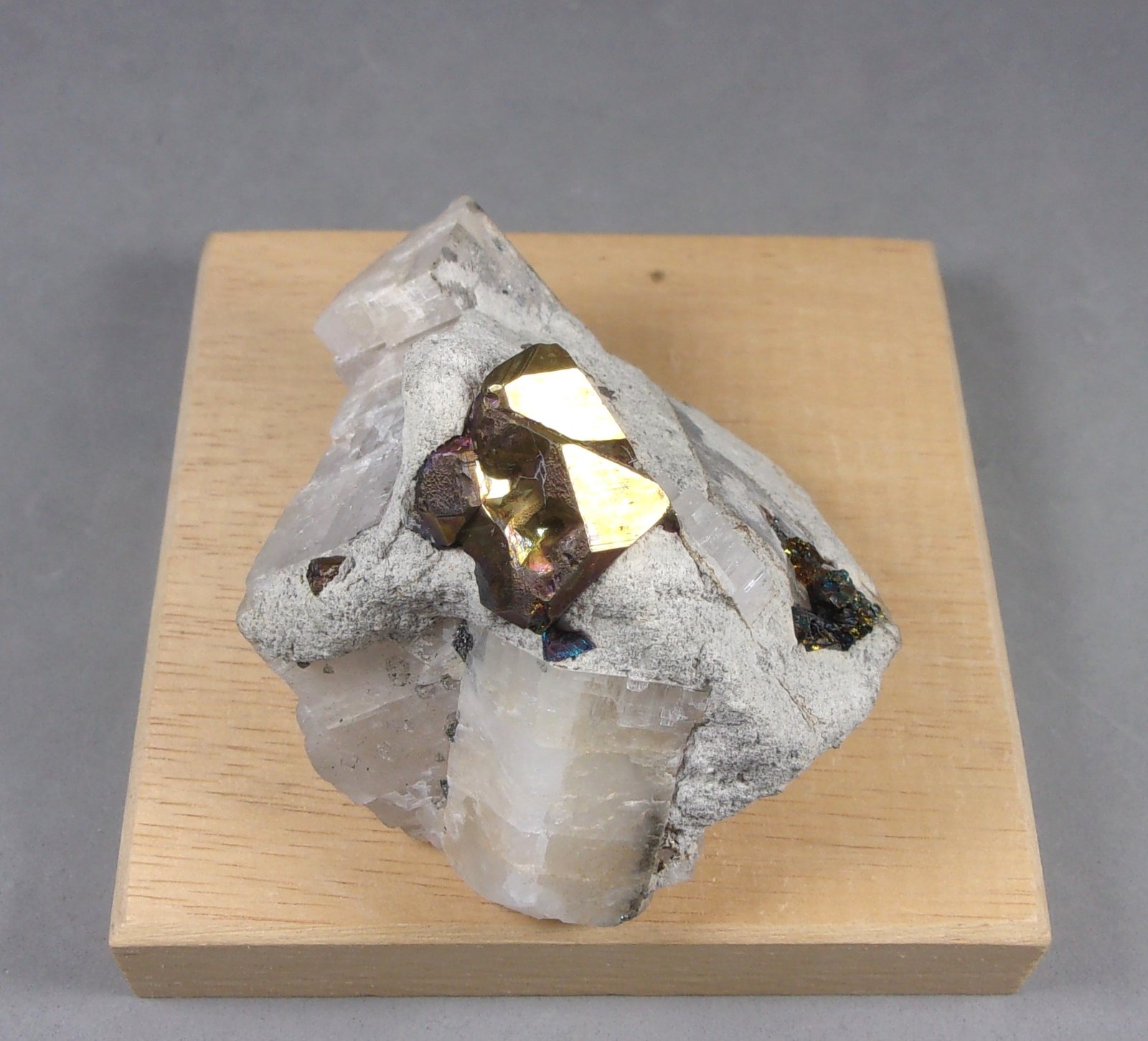 Calcopirita y Calcita
6,7 x 5,7 x 5 cm.
(Autor: J. G. Alcolea)