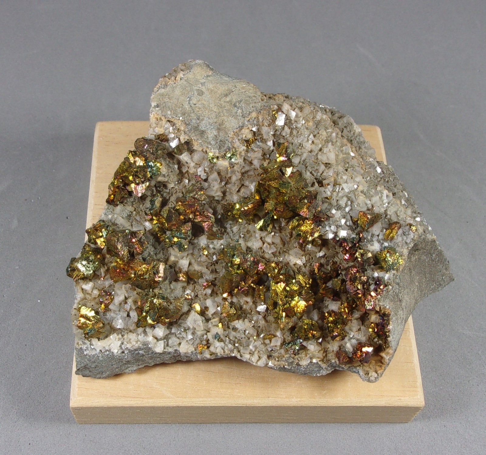 Calcopirita y Dolomita.
9,6 x 7,3 x 5 cm.
(Autor: J. G. Alcolea)