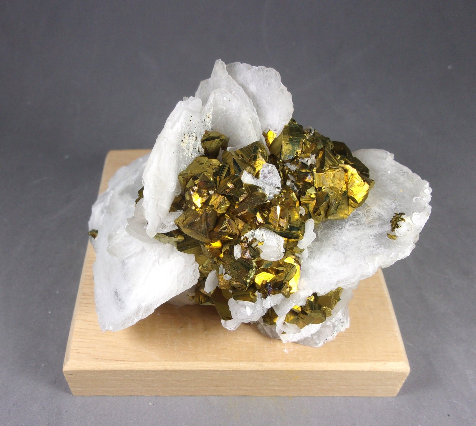 Calcopirita y Calcita
8,6 x 6,5 x 5,5 cm.
(Autor: J. G. Alcolea)