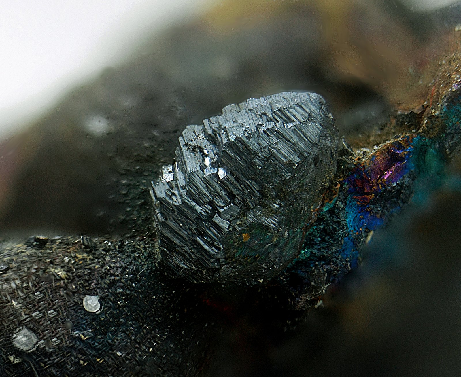 Calcosina sobre calcopirita y bornita
Cristal de 3 mm
(Autor: Antonio Carmona)