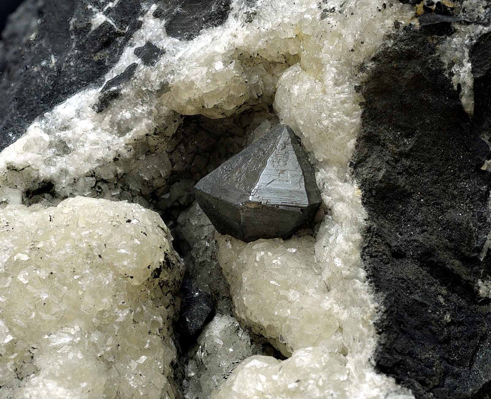 Calcosina sobre calcita.
Cristal de 2 cm.
(Autor: Antonio Carmona)