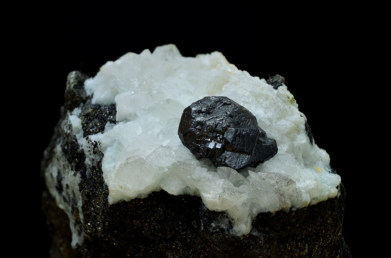 Calcosina sobre calcita.
Cristal de 11 x 9 mm
(Autor: Antonio Carmona)
