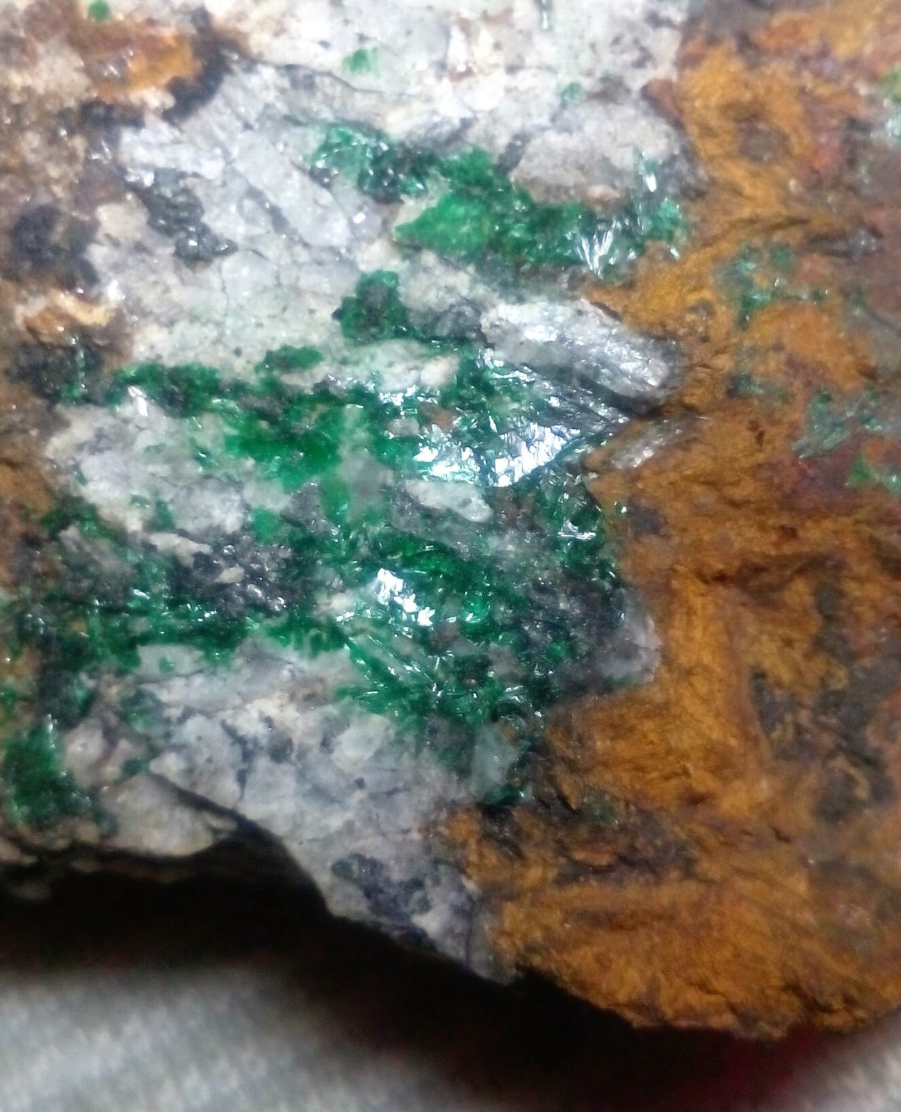 Malaquita?
3'4 cm. encuadre; cristales de unos 5 mm.
(Autor: DPC)