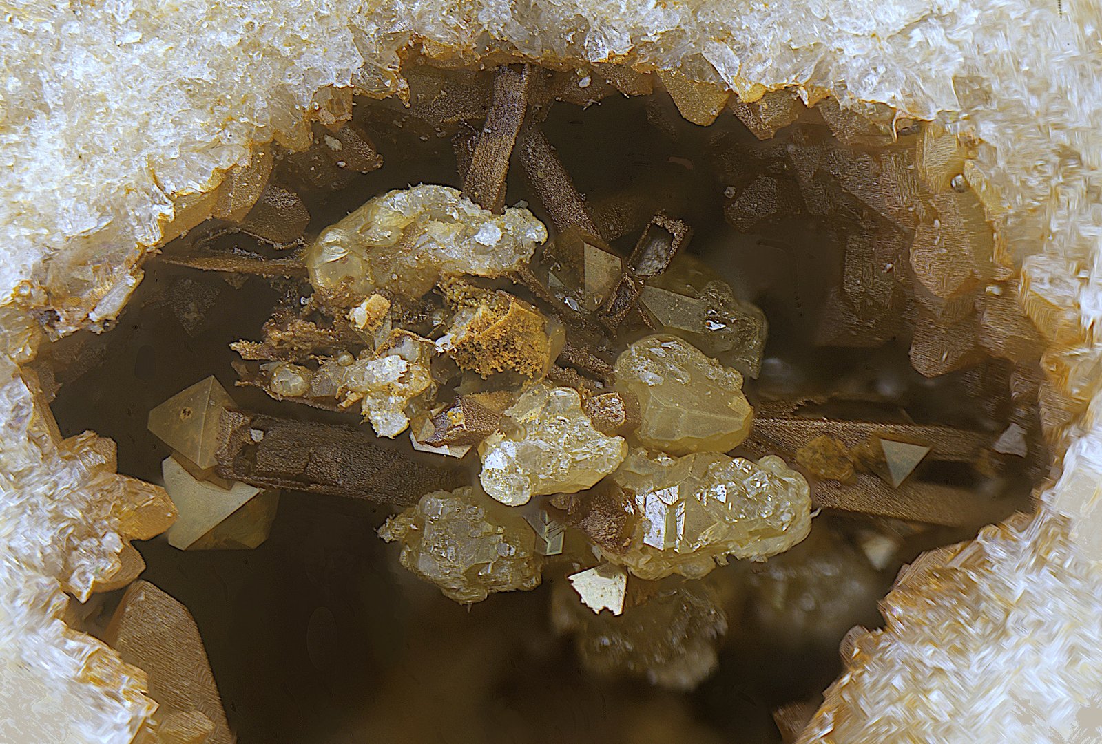 Senarmontita sobre valentinita
Campo de visión de  5 mm.
(Autor: Antonio Carmona)