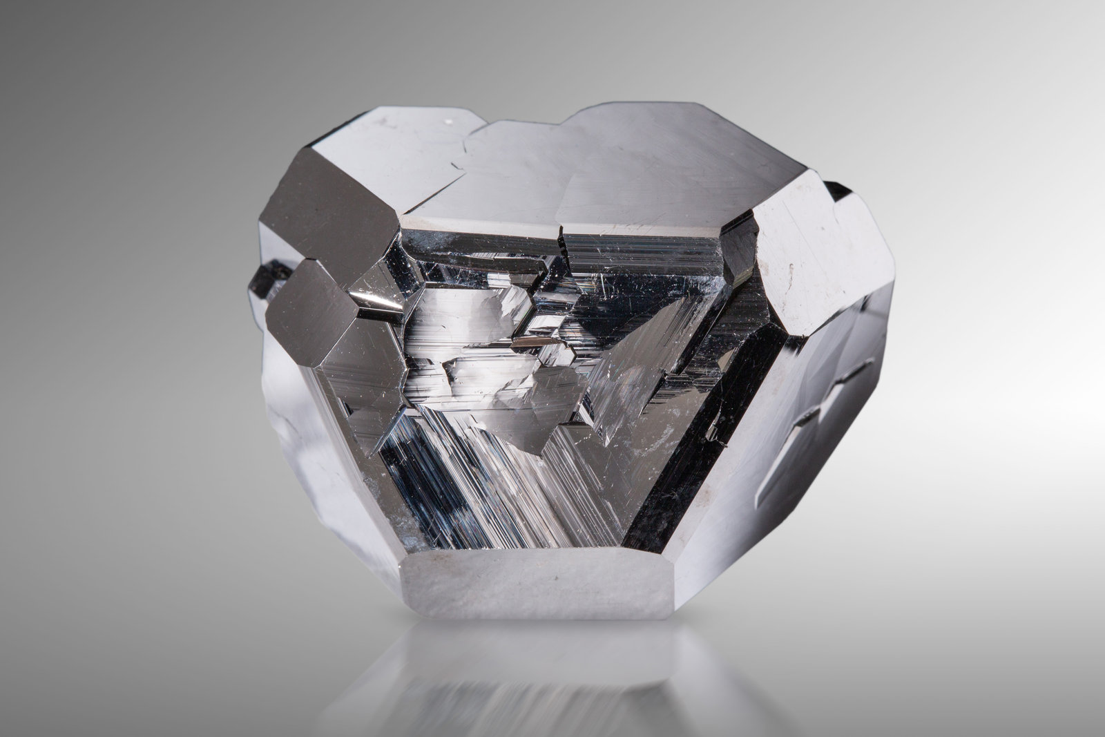 Carrollita
4 x 3 x 3 cm / cristal principal: 3.9 cm
(Autor: Museo MIM)