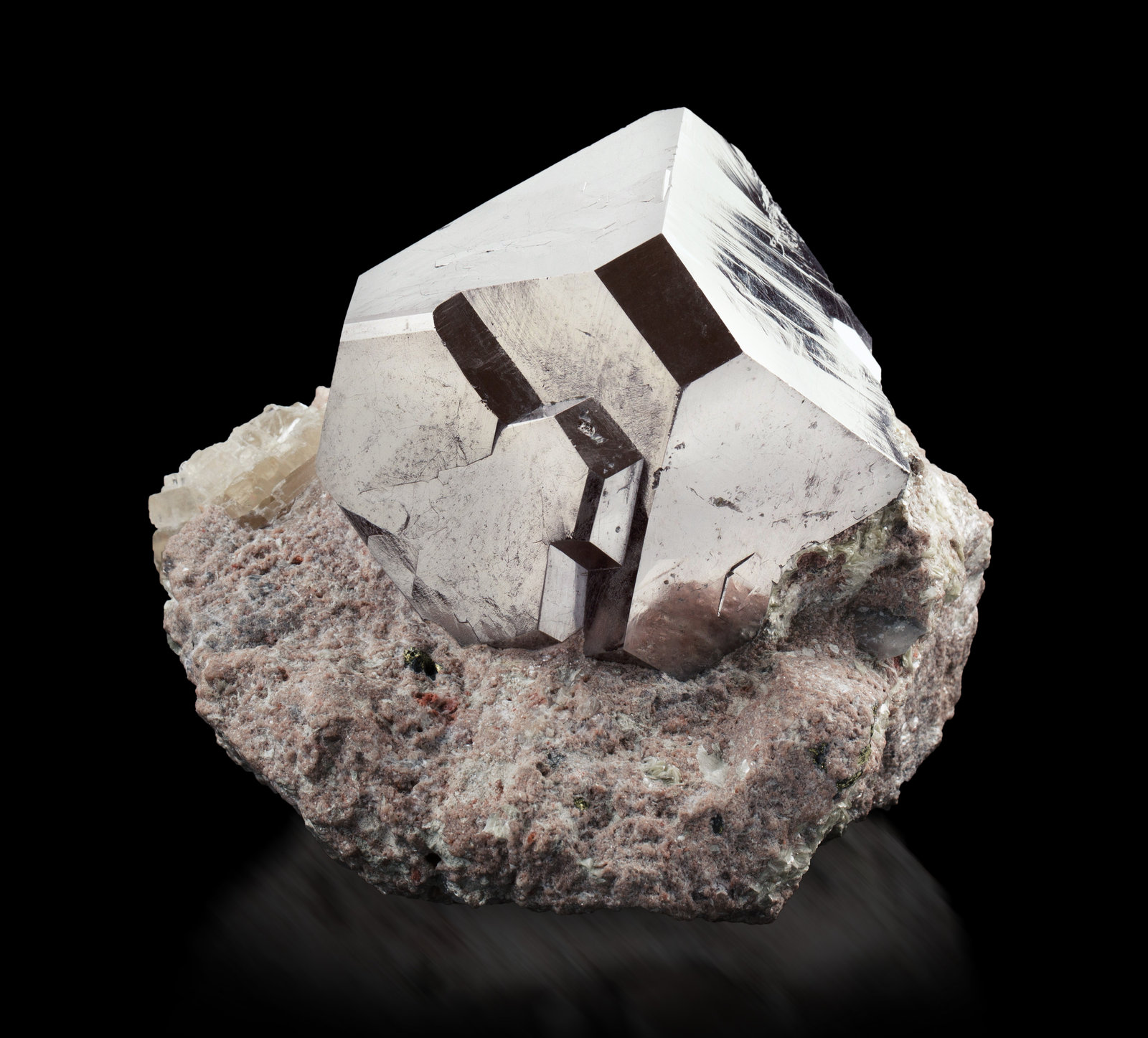 Carrollita
10 x 10 x 8.5 cm / cristal principal: 7.3 cm
(Autor: Museo MIM)