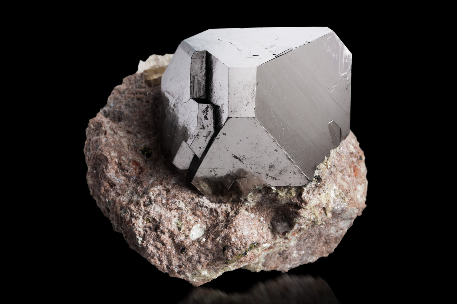 Carrollita
10 x 10 x 8.5 cm / cristal principal: 7.3 cm
(Autor: Museo MIM)