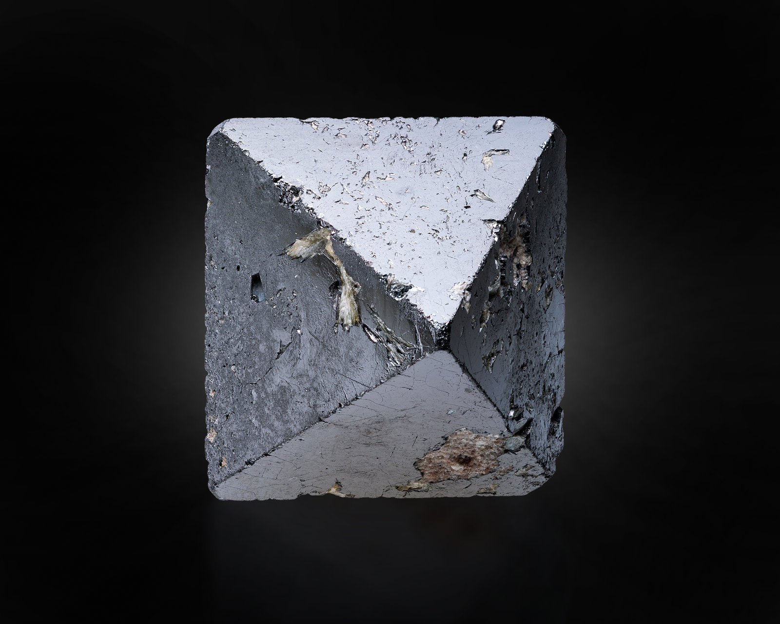 Carrollita
2.5 x 2.5 x 2.5 cm / cristal principal: 2.3 cm
(Autor: Museo MIM)
