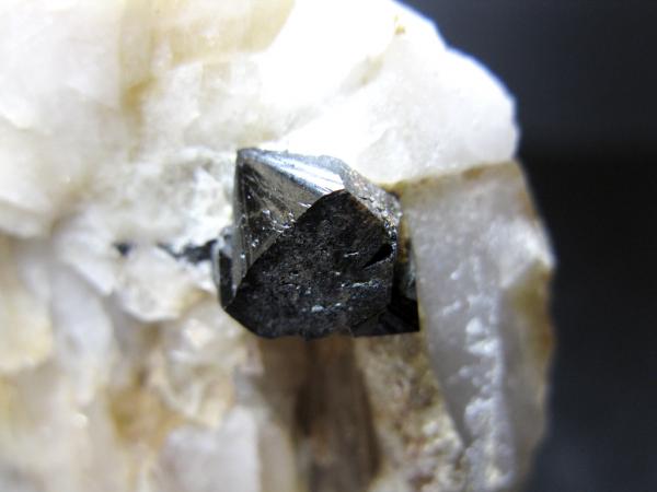 Casiterita sobre cuarzo
Cristal de 0,8 x 0,8 cm.
(Autor: Juan C. Agua)