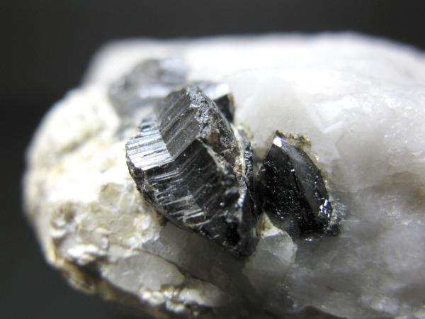 Casiterita sobre cuarzo
Cristales de 1,3 x 0,8 y 0,5 x 0,35 cm
(Autor: Juan C. Agua)