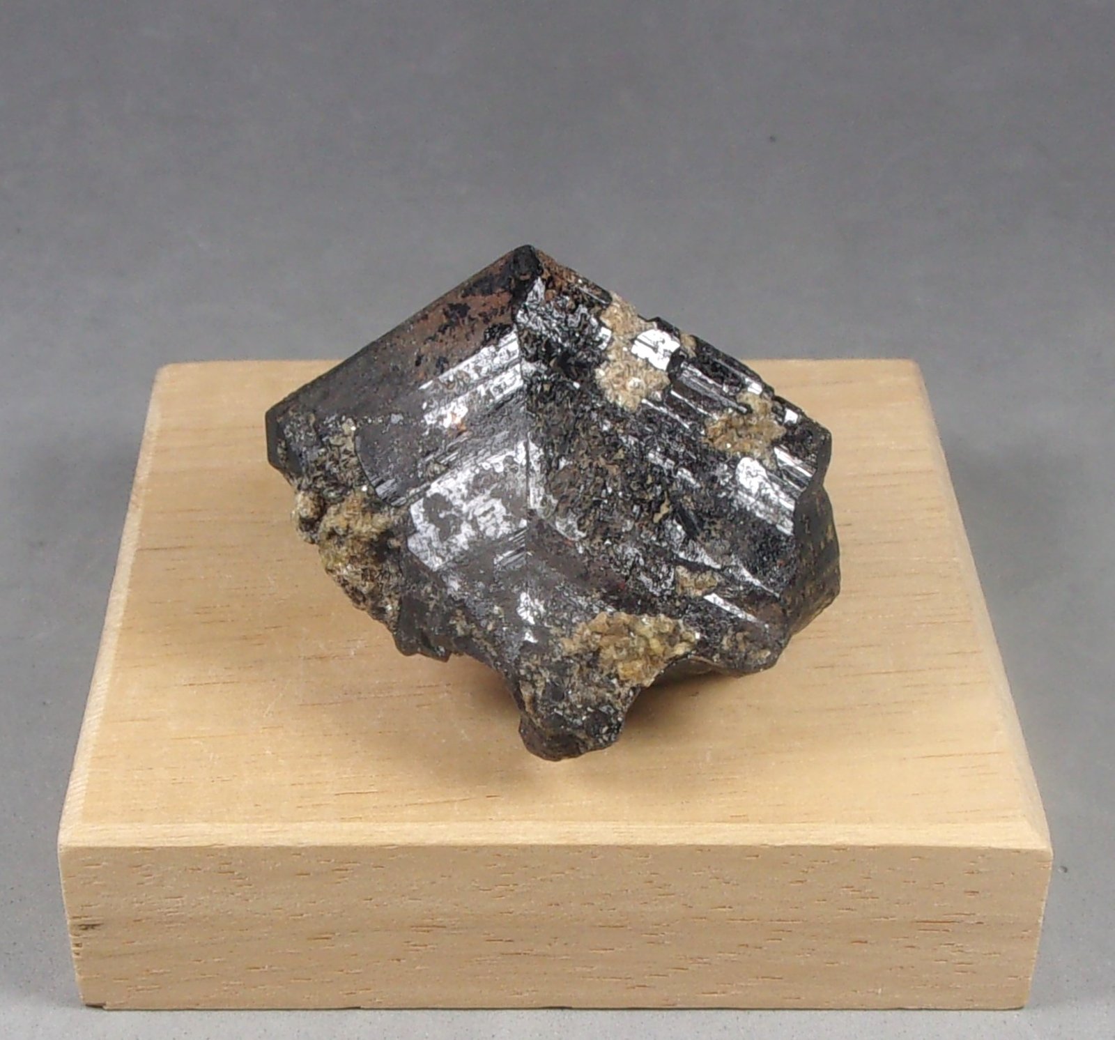 Casiterita
4,1 x 3,6 x 2,6 cm. 89,72 g.
(Autor: J. G. Alcolea)